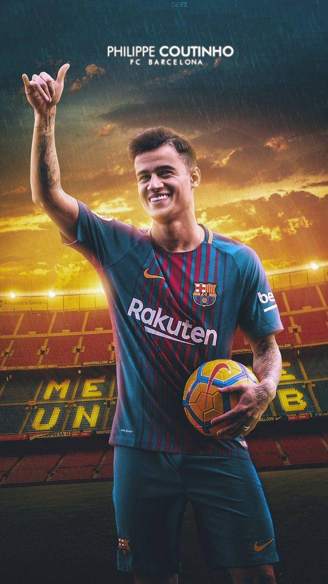 Coutinho 桌布 壁紙 — 足球員菲利普·庫蒂尼奧身穿巴塞隆納球衣，在充滿活力的日落球場背景下，手持足球，露出燦爛的笑容。