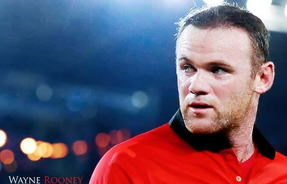 Wayne Rooney 桌布 壁紙 — 足球員韋恩·魯尼身穿紅色球衣，在球場燈光下，背景模糊散景的特寫。