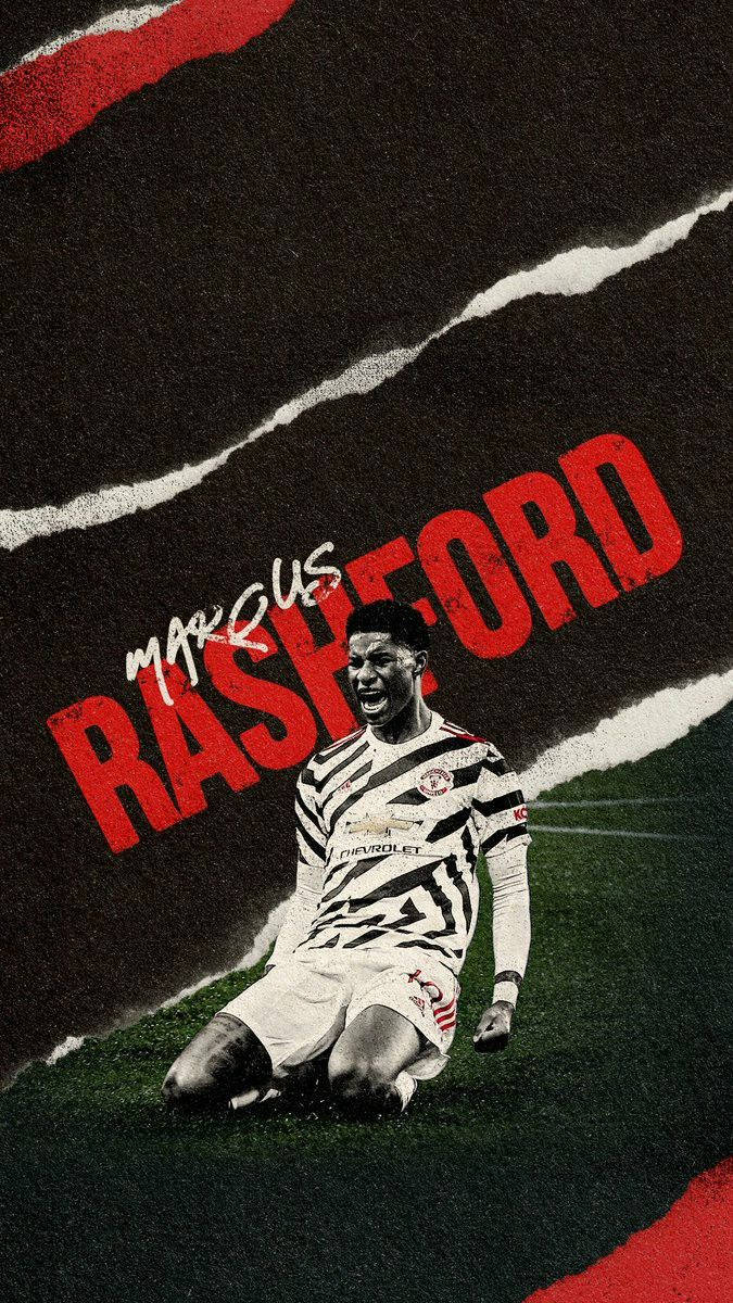 Rashford 桌布 壁紙 — 足球員馬庫斯·拉什福德跪在草地上，身穿條紋球衣，身後有粗體紅色撕紙風格文字。
