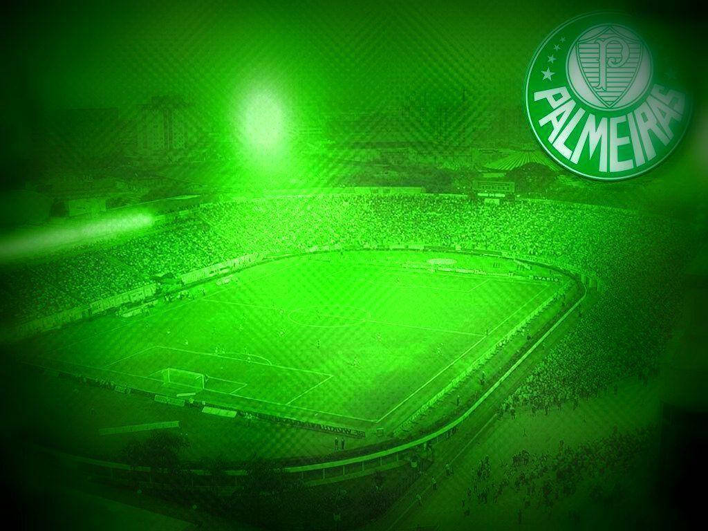 Palmeiras 桌布 壁紙 — 足球場的鳥瞰圖，沐浴在強烈的綠光中，角落裡閃爍著帕爾梅拉斯標誌。