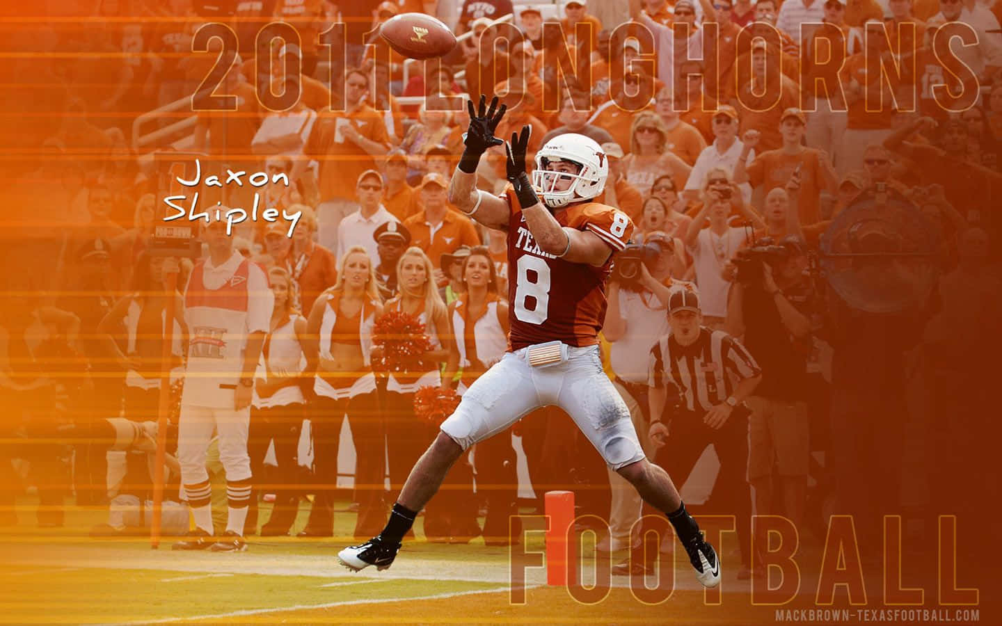 足球 桌布 壁紙 — 足球運動員 Jaxon Shipley 穿著橙色和白色球衣跳起接球，身後有歡呼的觀眾。