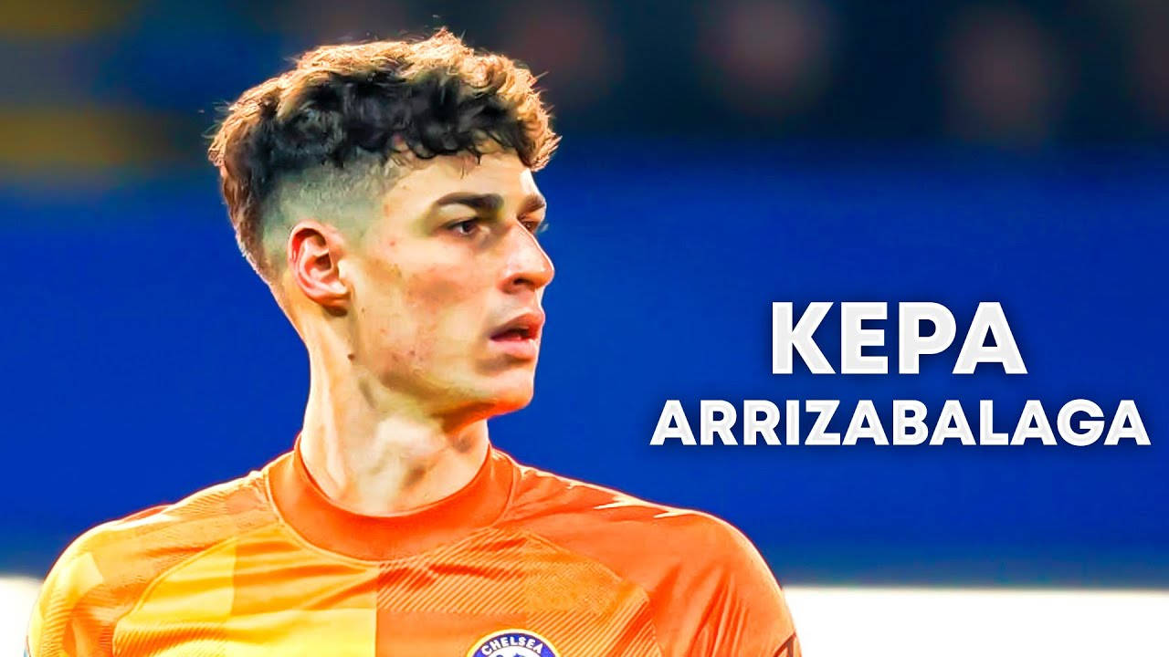 Football Players 桌布 壁紙 — 足球門將 Kepa Arrizabalaga 身穿橙色球衣的特寫肖像，背景為模糊的球場。