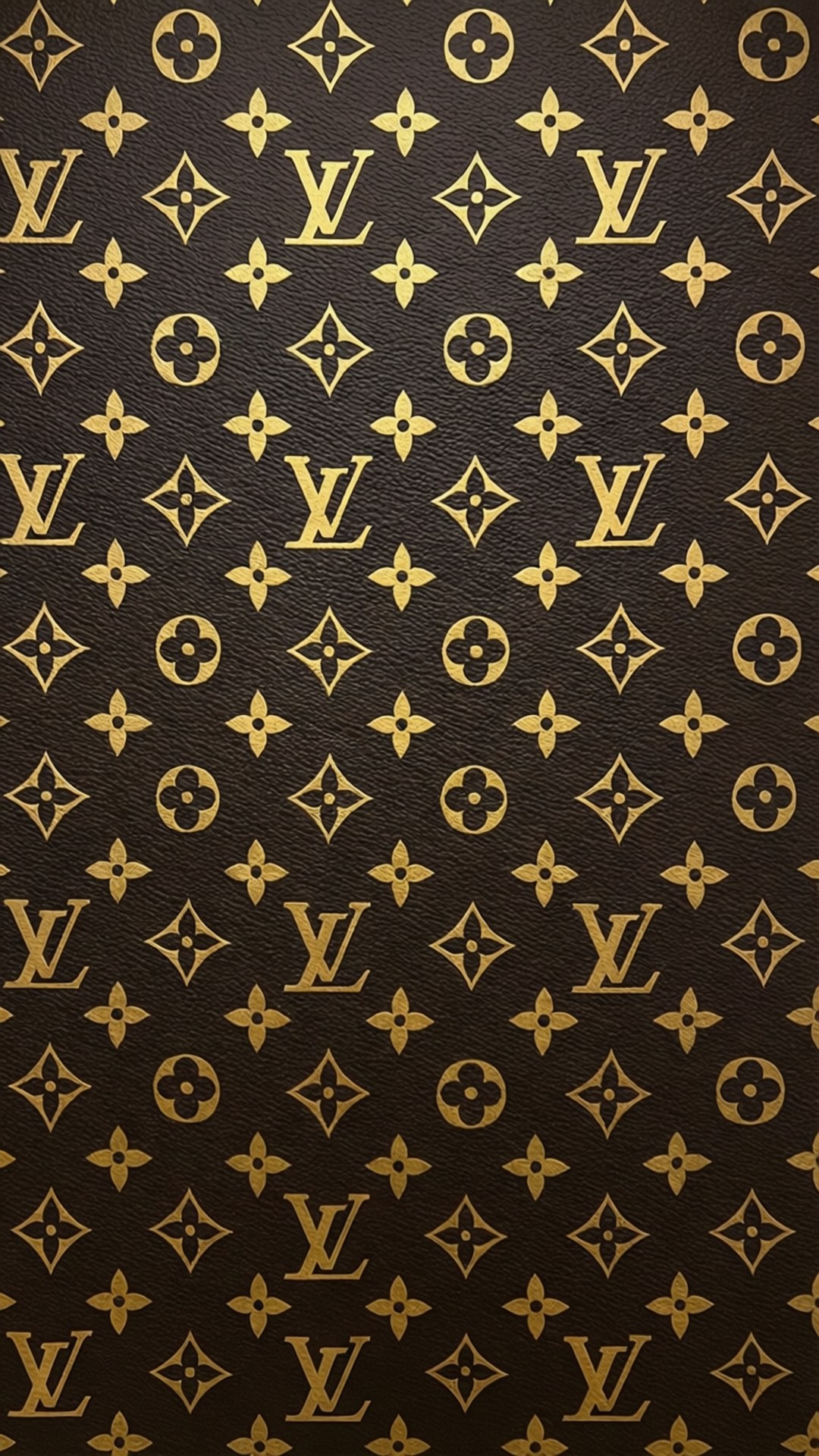 路易威登經典花紋 壁紙 — 棕色皮革表面的特寫，帶有重複的金色 Louis Vuitton 字母組合和花卉圖案。