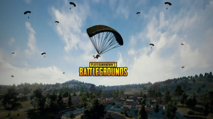 pubg 4K gaming 桌布 壁紙 — 跳傘兵在晴朗藍天和零星白雲下，降落在茂密的綠色戰場上。