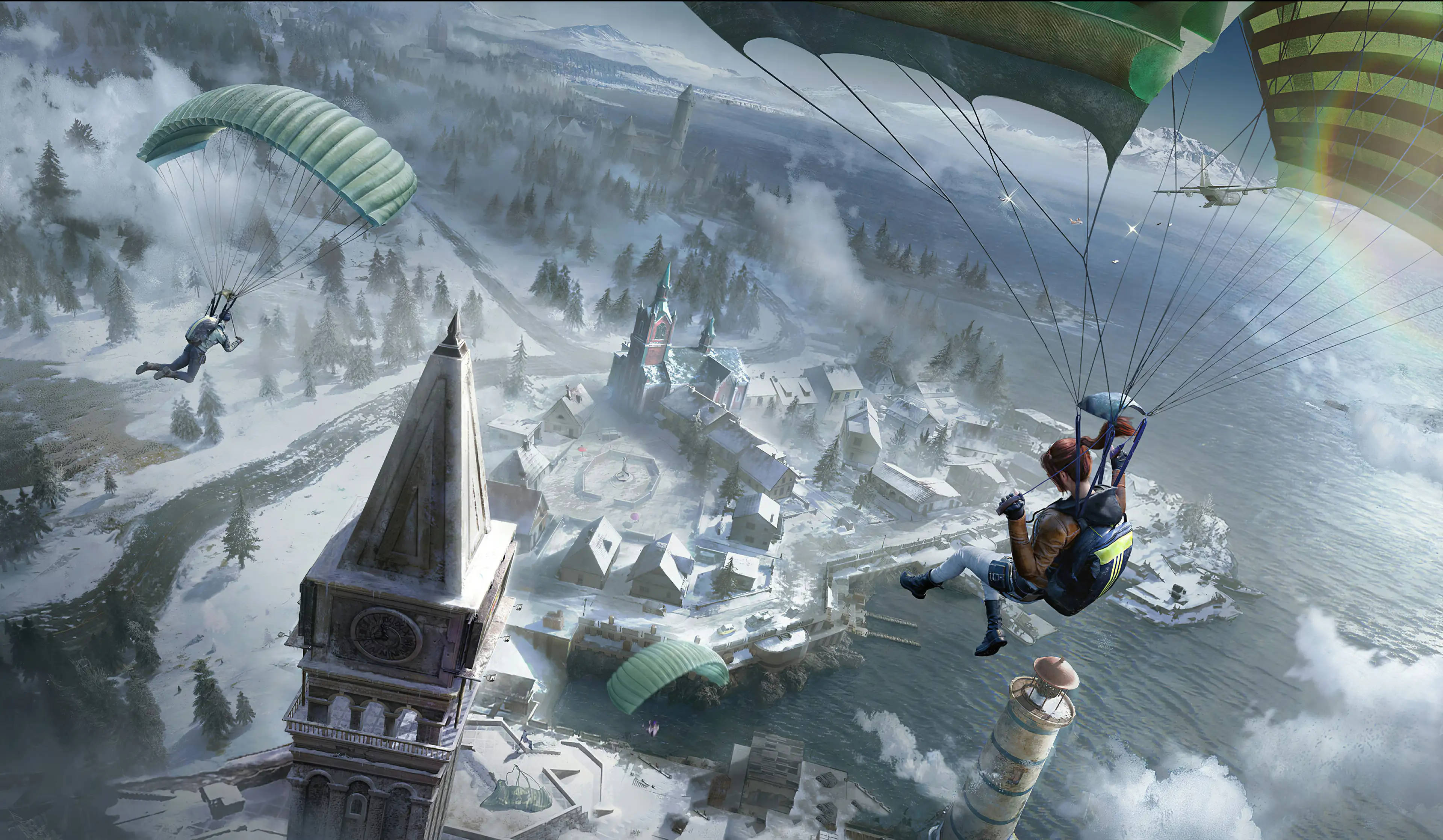 PC 遊戲 桌布 壁紙 — 跳傘者在一片雲天下，降落在一個有鐘樓和森林覆蓋山丘的雪覆蓋村莊上空。