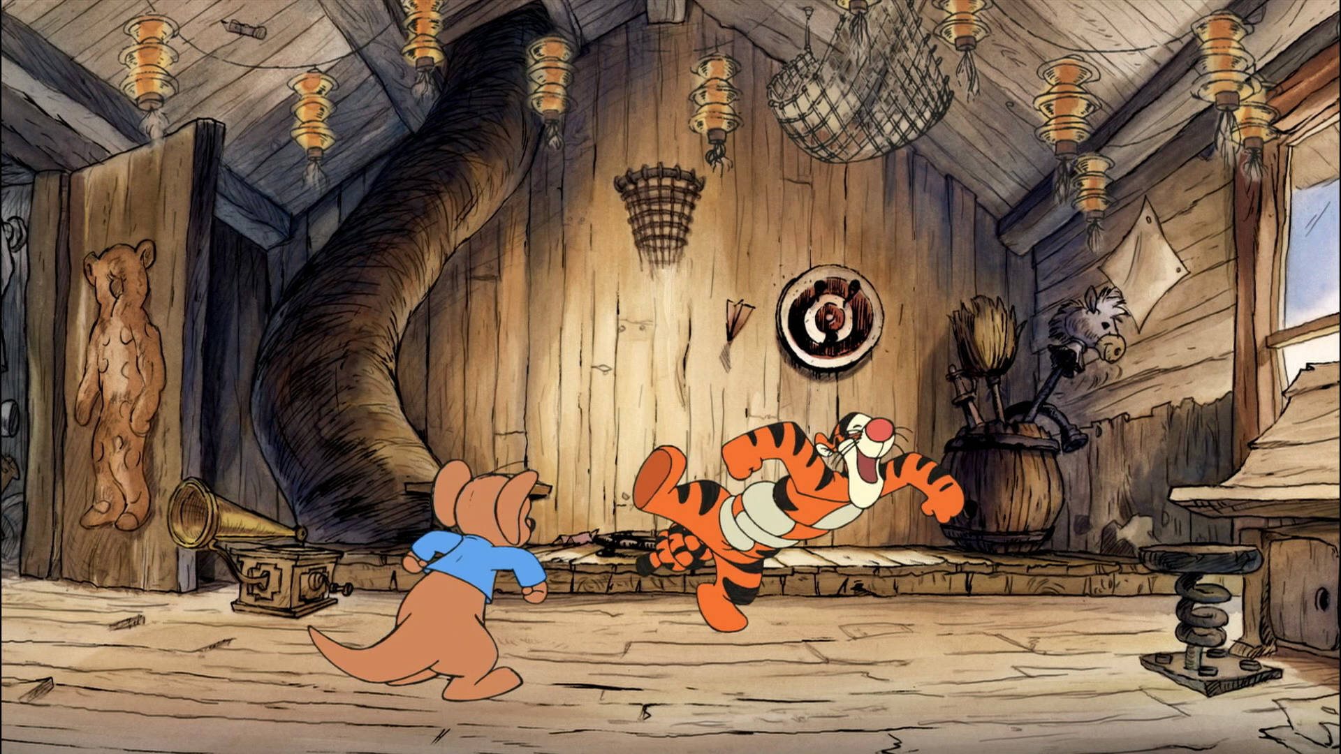 Tigger 桌布 壁紙 — 跳跳虎在質樸的木屋中快樂地彈跳，小熊維尼拿著留聲機在後面追趕。