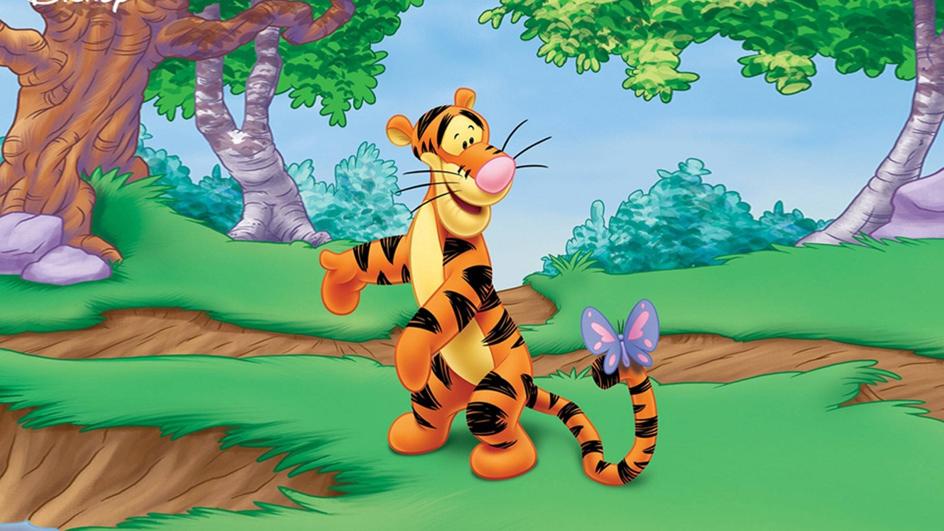 Tigger 桌布 壁紙 — 跳跳虎在陽光明媚的林間空地快樂地跳躍，尾巴上停著一隻紫色蝴蝶。