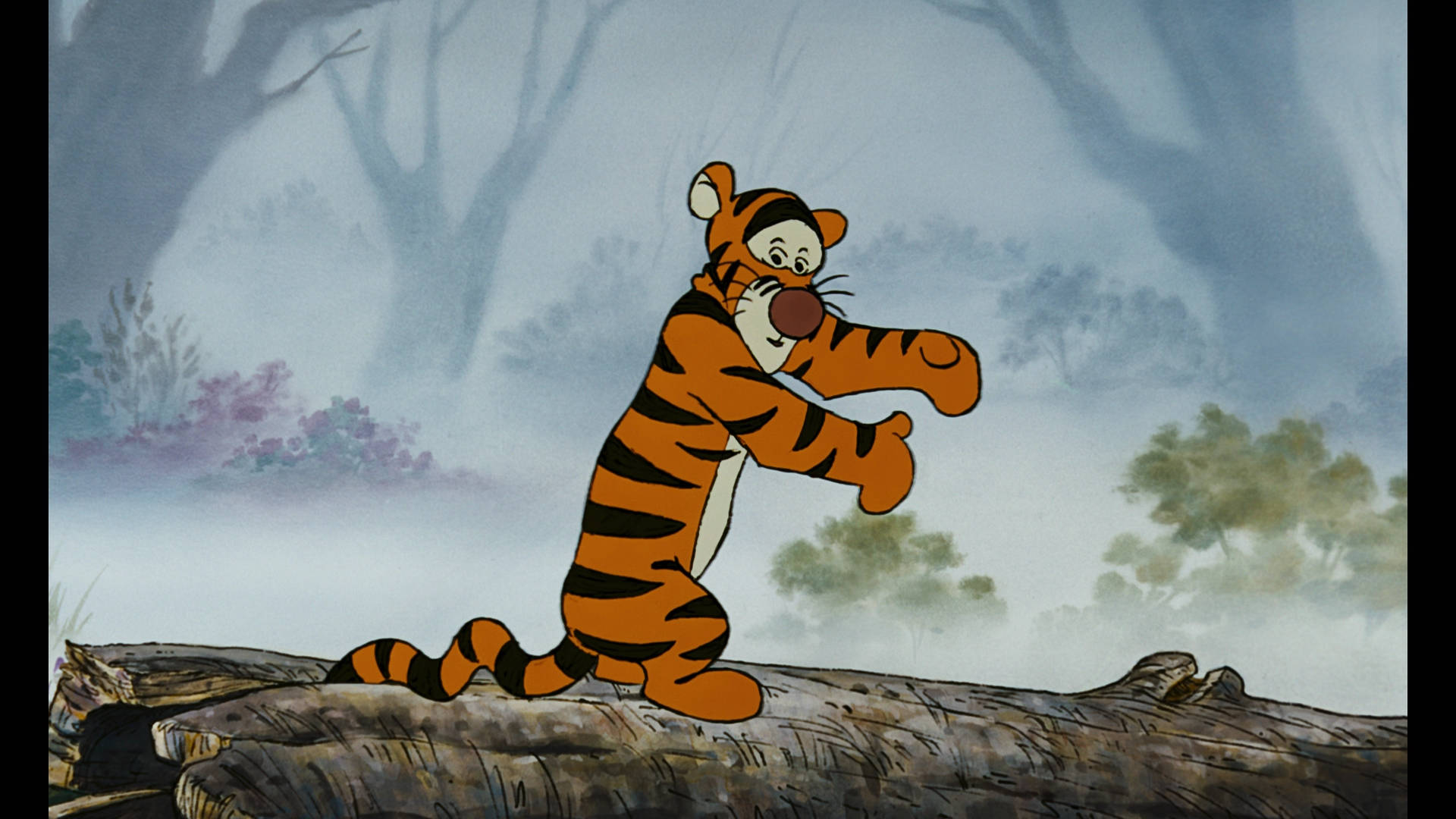 Tigger 桌布 壁紙 — 跳跳虎在霧氣瀰漫的森林中，在一根圓木上快樂地跳躍，周圍有光禿禿的樹木和柔軟的紫色灌木。