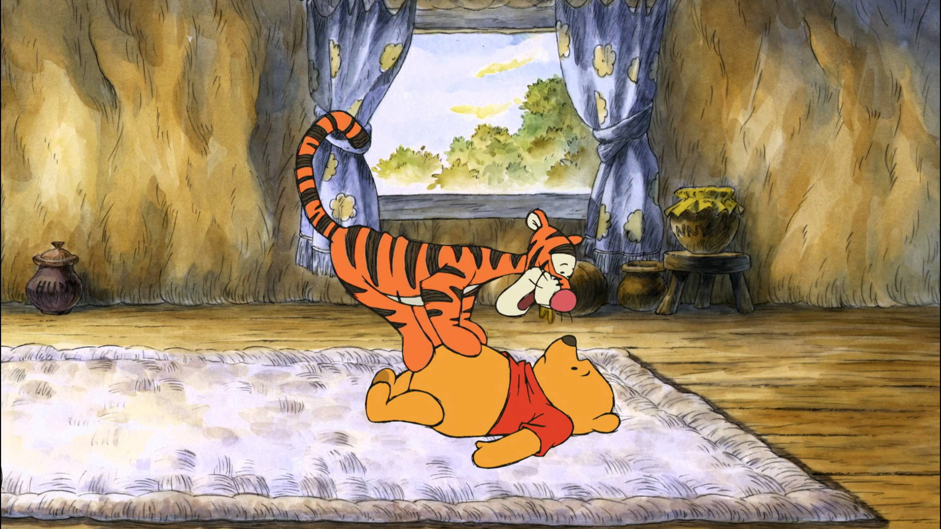 Tigger 桌布 壁紙 — 跳跳虎活潑地在維尼熊身上跳來跳去，維尼熊則放鬆地躺在舒適鄉村小屋的地毯上。