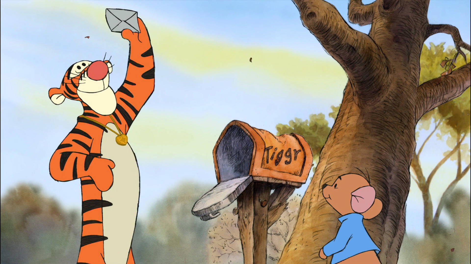 Tigger 桌布 壁紙 — 跳跳虎開心地將一封信扔進他的郵箱，而小豬則在樹下觀看。