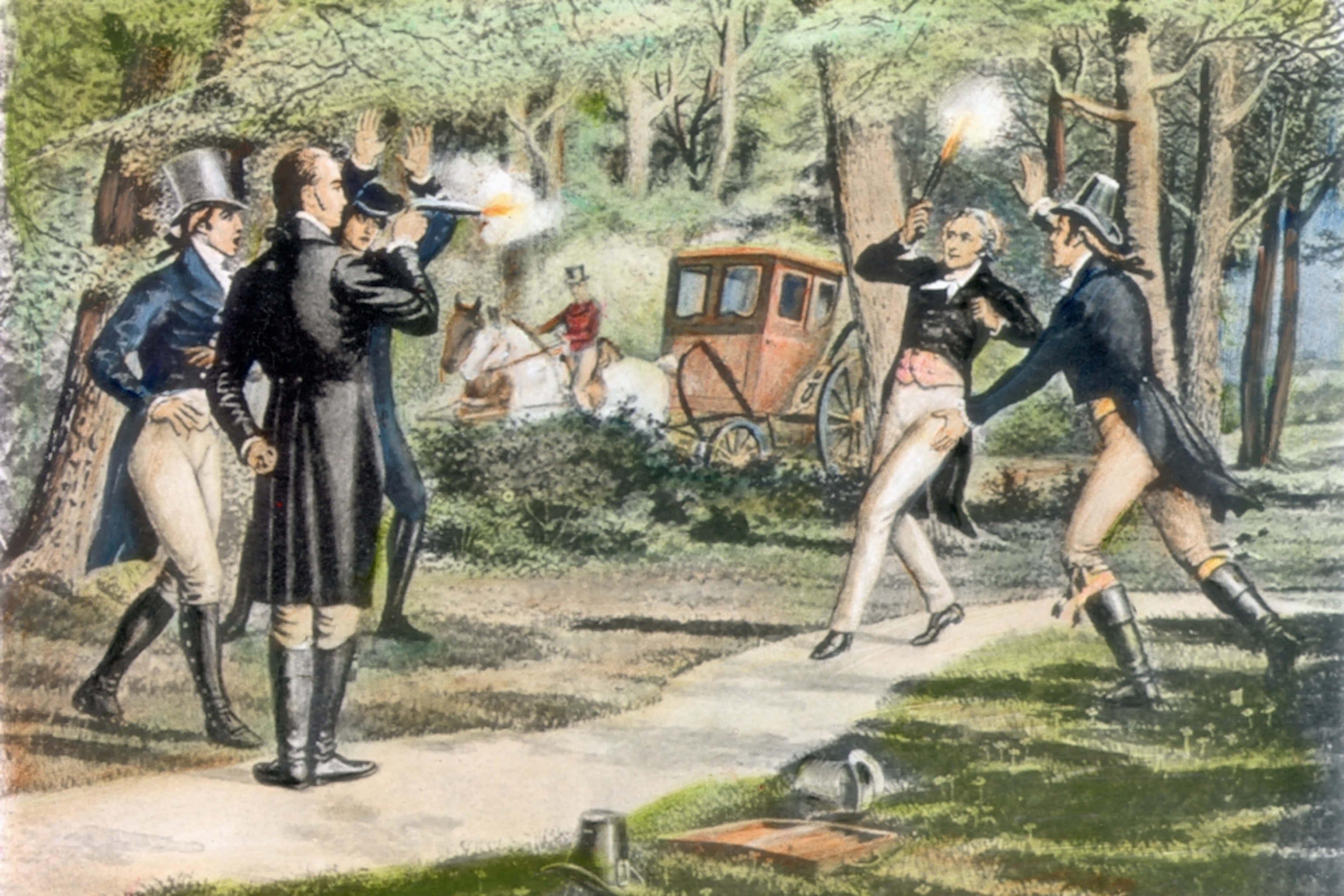 Alexander Hamilton 桌布 壁紙 — 身穿19世紀服飾的男子在馬車附近的樹林小徑上用手槍和火把決鬥。
