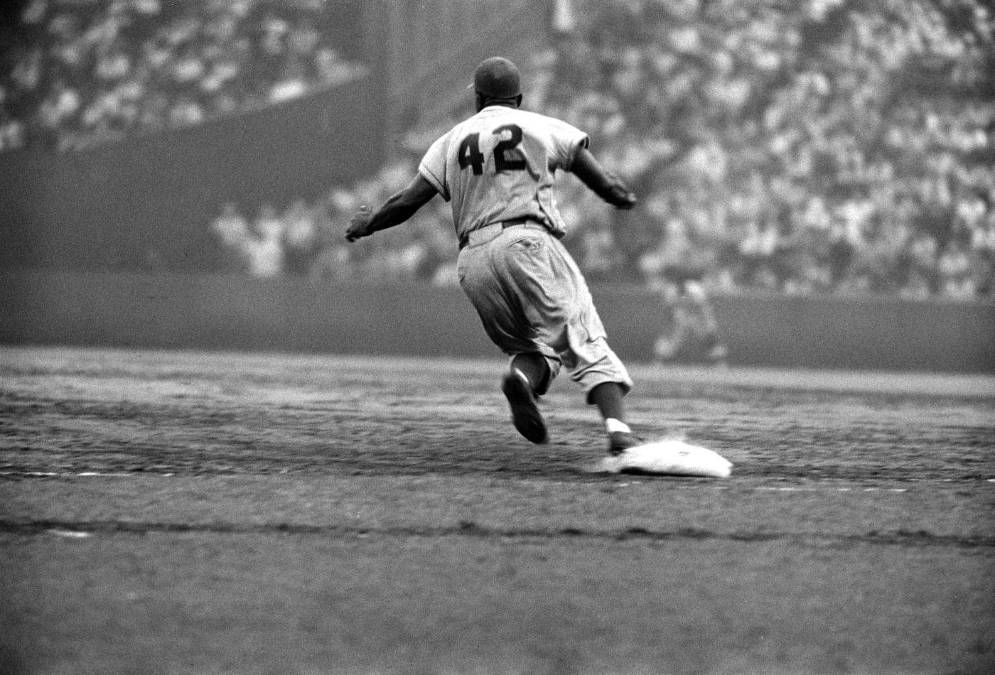 Jackie 桌布 壁紙 — 身穿42號球衣的棒球選手，在動態黑白動作鏡頭中，張開雙臂衝向壘包。