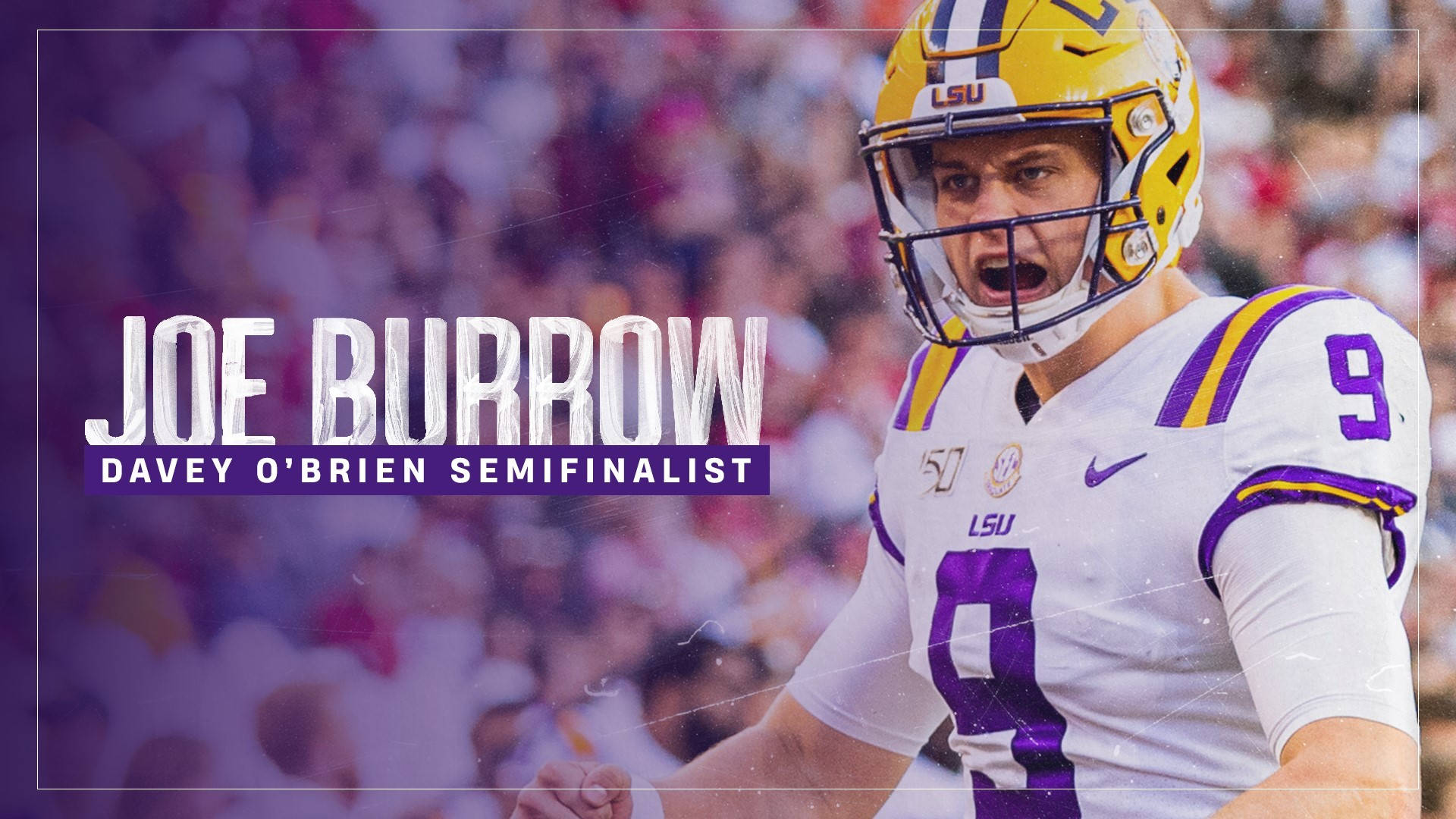 Joe Burrow 桌布 壁紙 — 身穿LSU球衣的四分衛Joe Burrow在足球比賽中激烈咆哮，身後是模糊的人群。