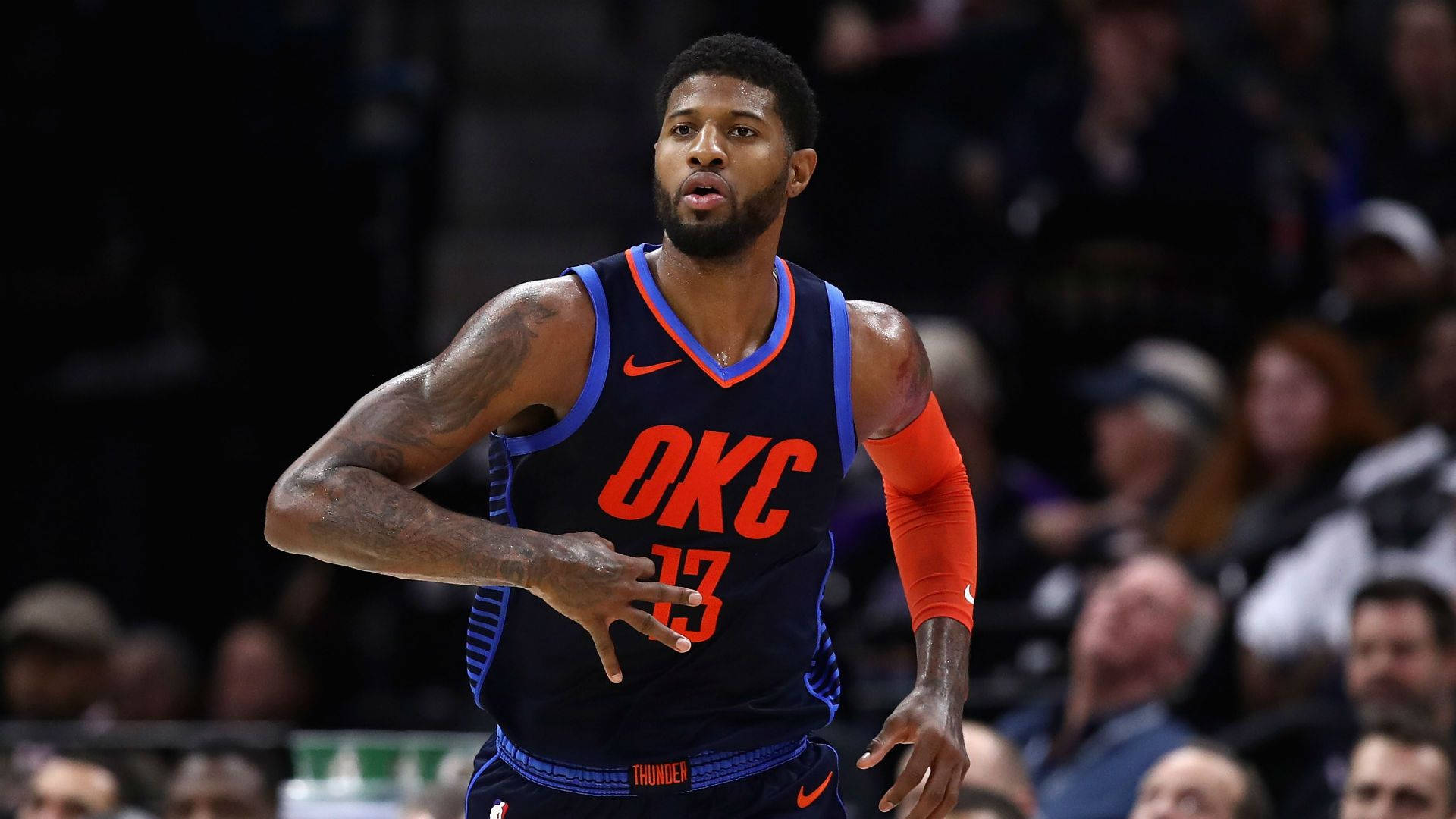 George 桌布 壁紙 — 身穿OKC球衣的籃球運動員Paul George在比賽中運球，背景有觀眾。