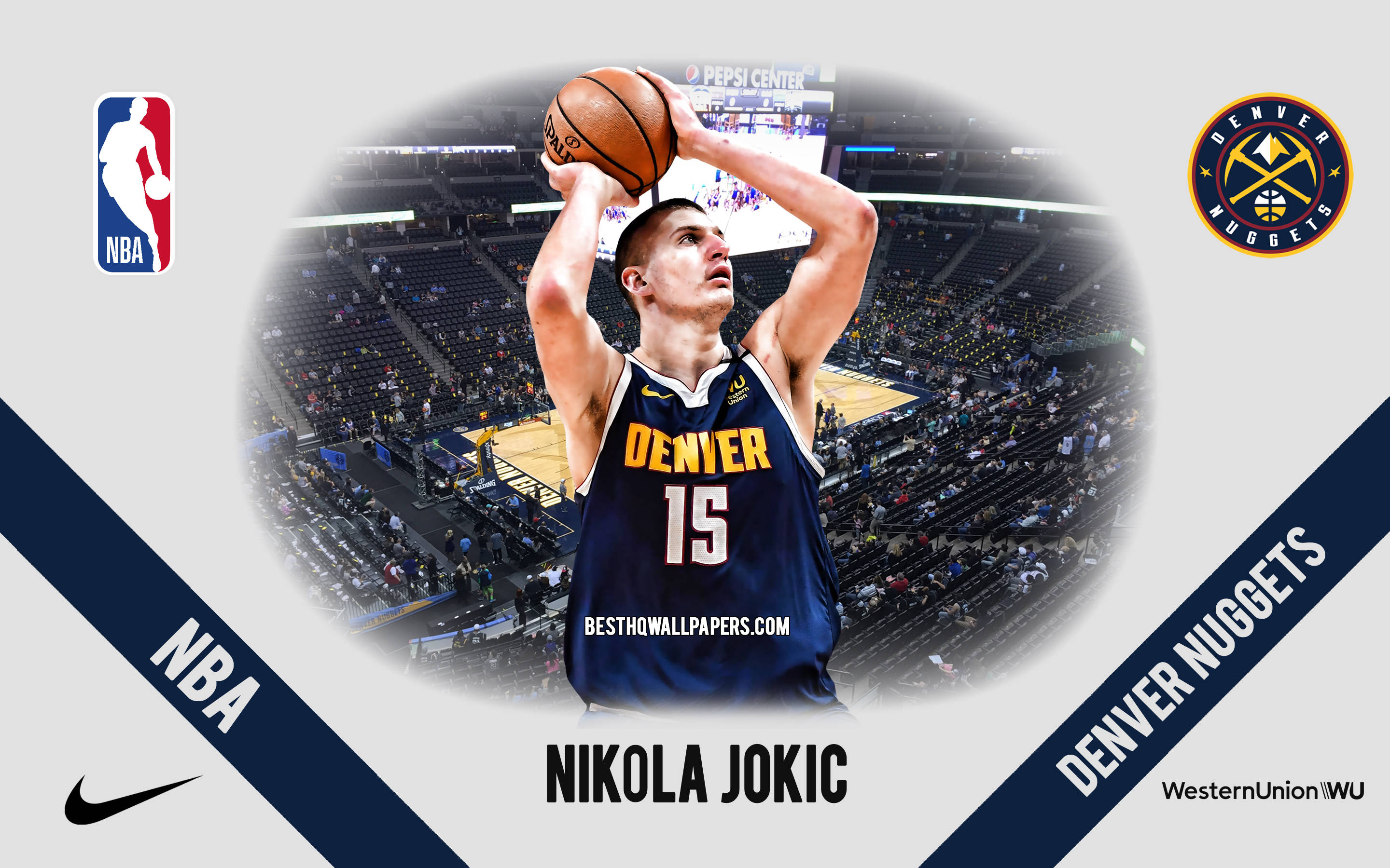 Jokic 桌布 壁紙 — 身穿丹佛金塊隊球衣的尼古拉·約基奇在明亮的體育場燈光下，在擠滿觀眾的場館中準備投籃。