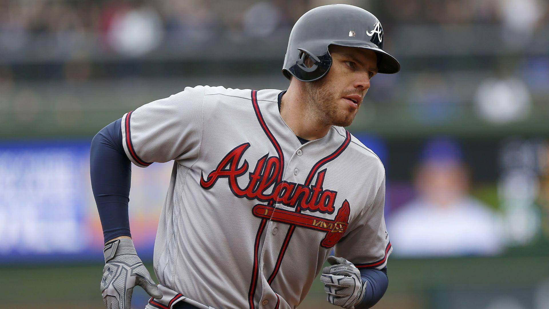Freddie Freeman 桌布 壁紙 — 身穿亞特蘭大勇士隊球衣的棒球選手在日間比賽中專注地全力衝刺。