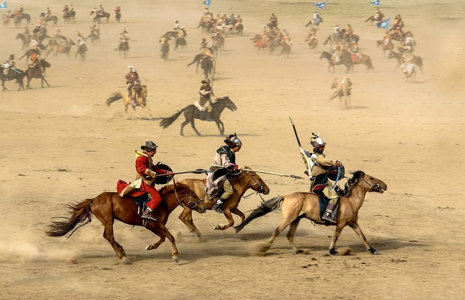 Horse Riding 桌布 壁紙 — 身穿傳統盔甲的騎兵戰士在塵土飛揚的平原上奔騰，進行一場動態的騎馬戰鬥。