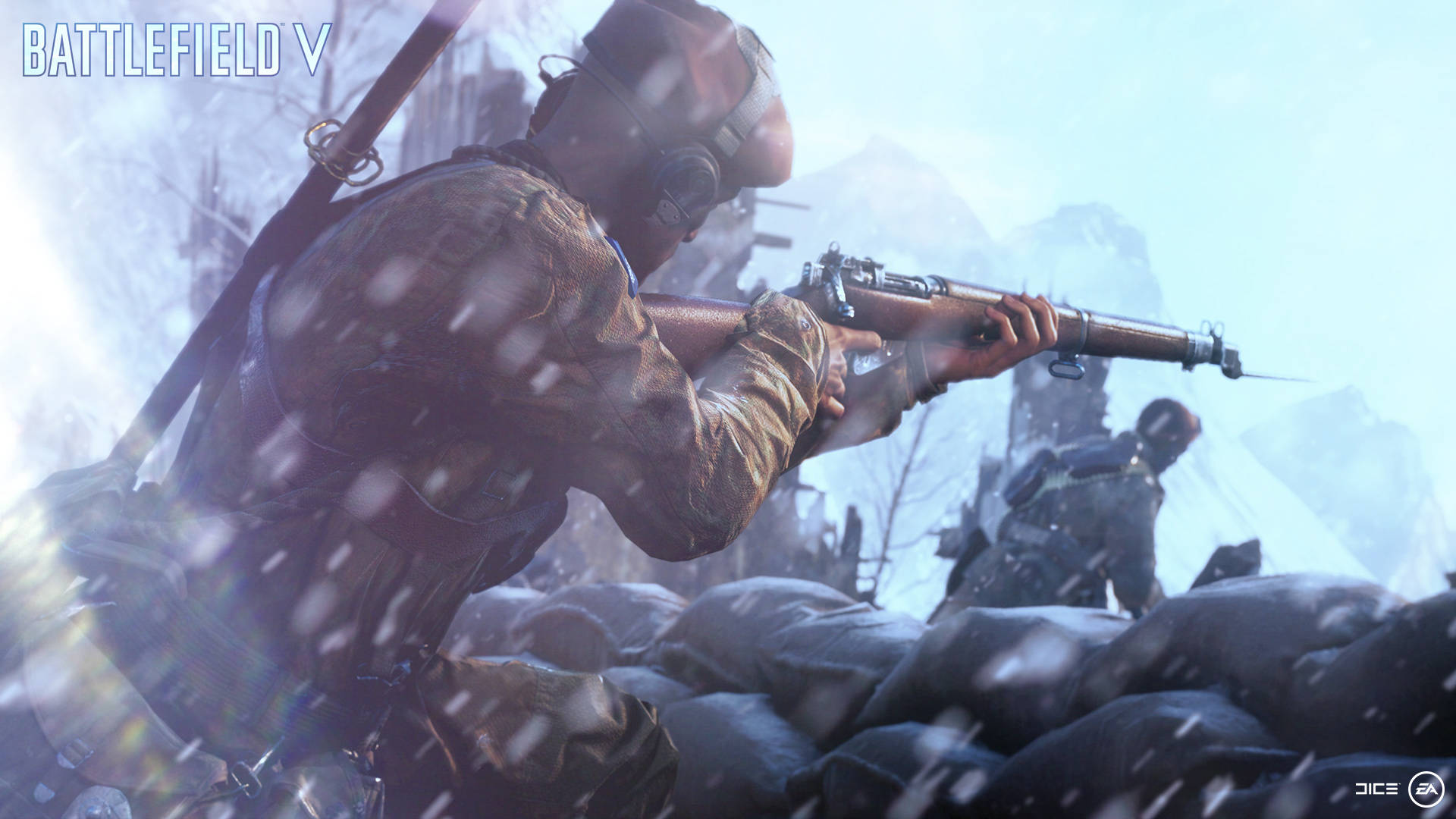 Battlefield 5 桌布 壁紙 — 身穿冬季裝備的士兵在飄雪中，從積雪戰壕中瞄準步槍，背景是遠山。