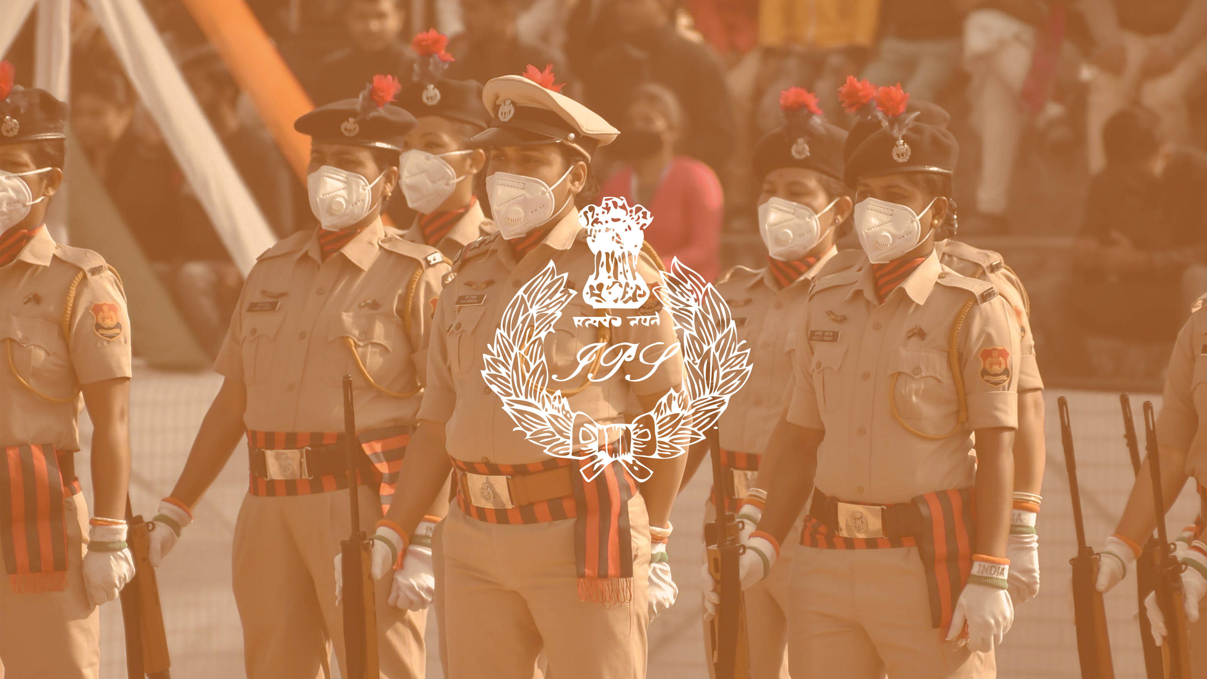 Indian Police 桌布 壁紙 — 身穿制服、戴白色口罩的印度準軍事部隊士兵在溫暖的金色光芒下以隊形行進，進行儀式性閱兵。