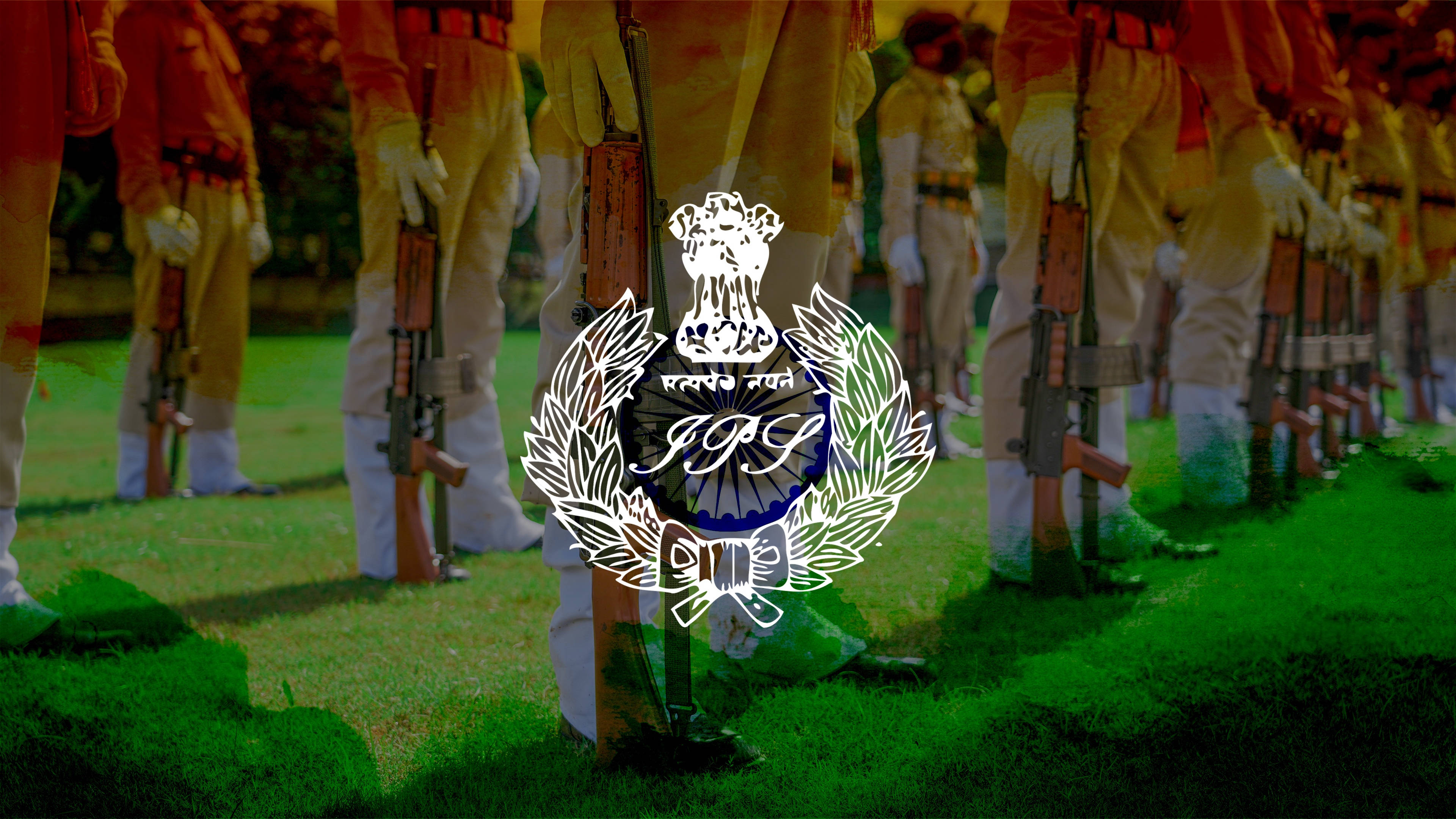 Indian Police 桌布 壁紙 — 身穿制服的士兵在草地上持步槍立正，中央疊加印度陸軍徽章。