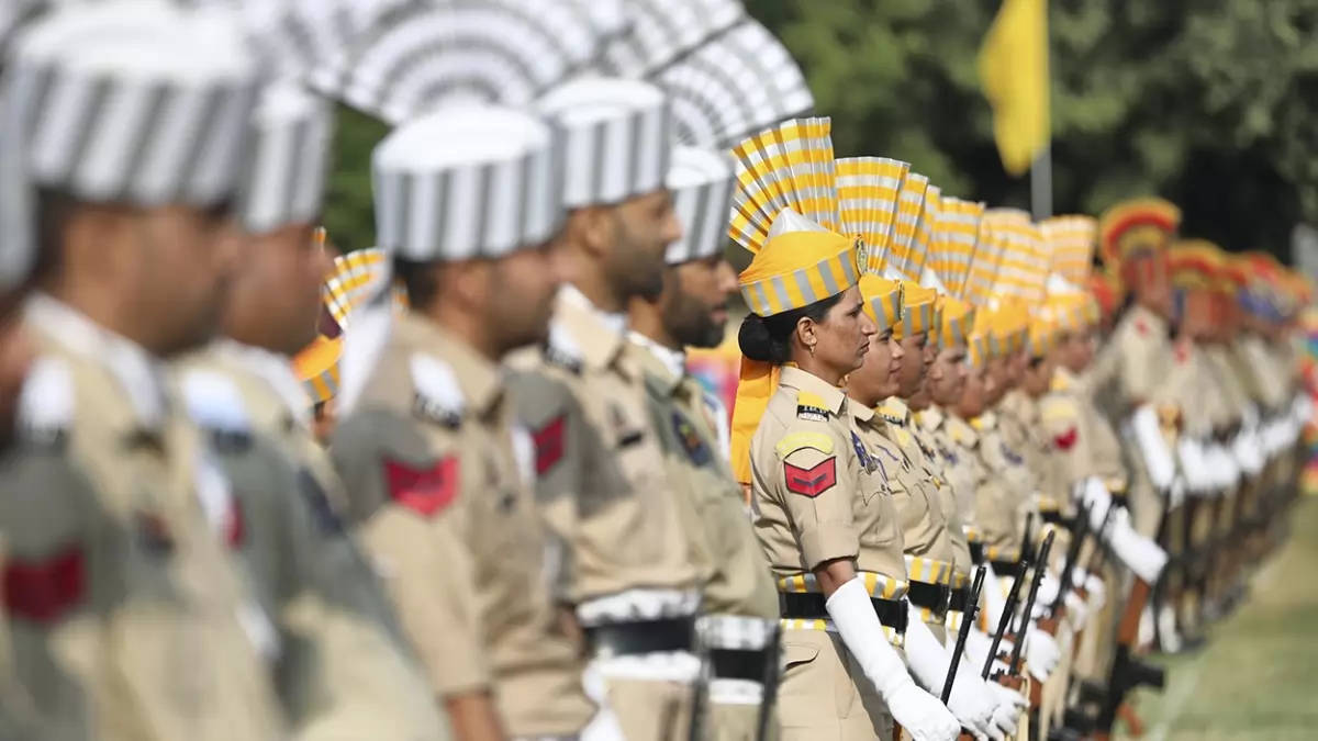 Indian 桌布 壁紙 — 身穿制服的軍人在明亮的日光下，於儀式閱兵中整齊列隊。