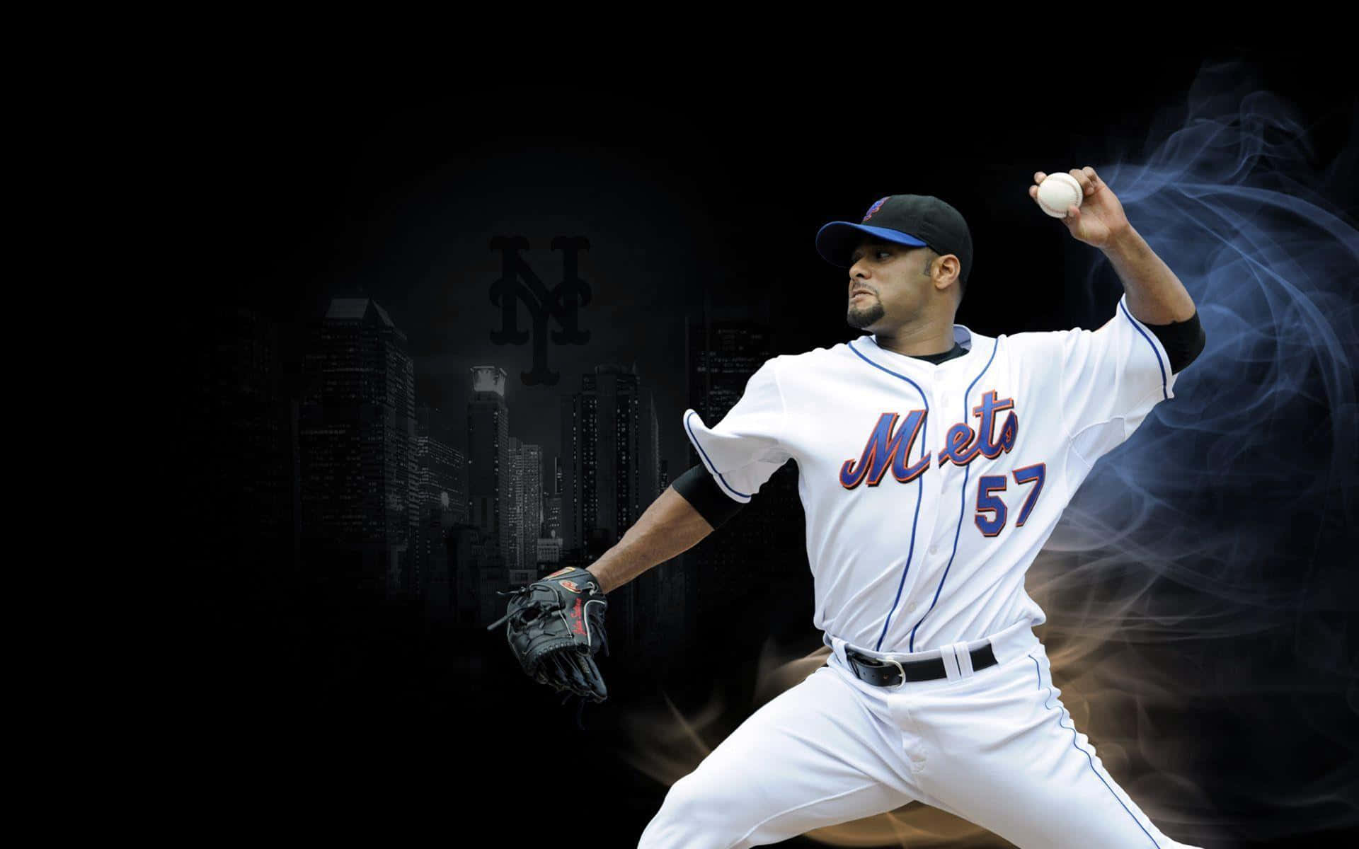 Baseball Players 桌布 壁紙 — 身穿大都會隊球衣的棒球投手在黑暗城市天際線背景下投球，伴隨旋轉煙霧效果。