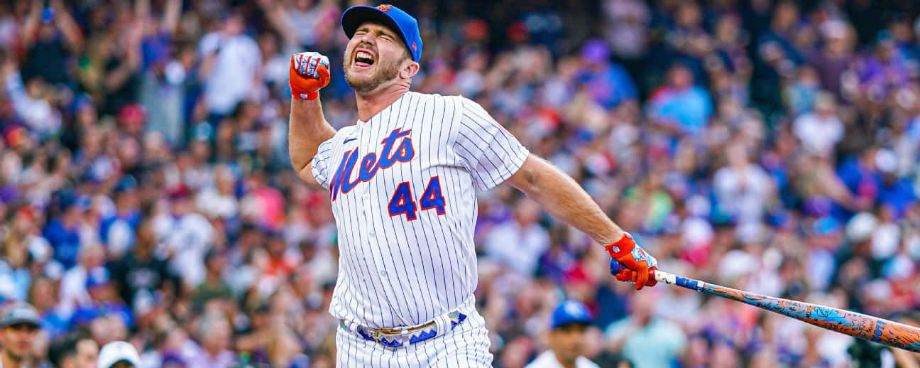 Pete Alonso 桌布 壁紙 — 身穿大都會隊球衣的棒球選手在日間比賽中，在歡呼的人群中高舉球棒慶祝勝利。