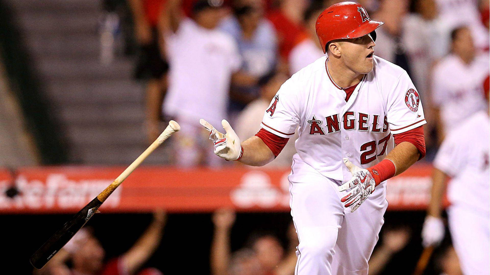 Mike Trout 桌布 壁紙 — 身穿天使隊球衣的棒球選手在擊出全壘打後慶祝，球棒在空中飛舞。