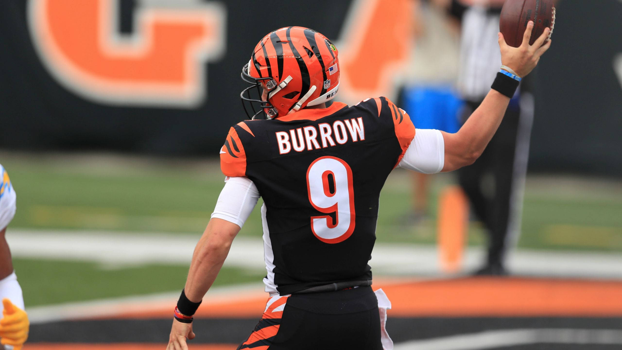 Joe Burrow 桌布 壁紙 — 身穿孟加拉虎隊球衣的四分衛Burrow在日間比賽中準備擲出美式足球。