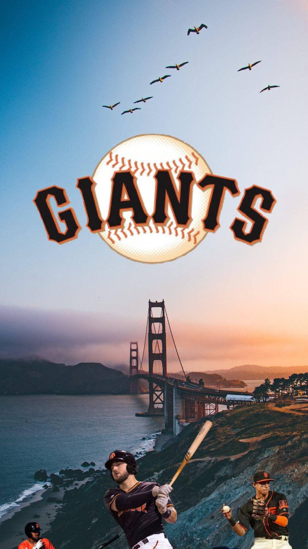 Giants 桌布 壁紙 — 身穿巨人隊球衣的棒球運動員在日落時分於金門大橋附近揮棒，頭頂有鳥兒飛過。