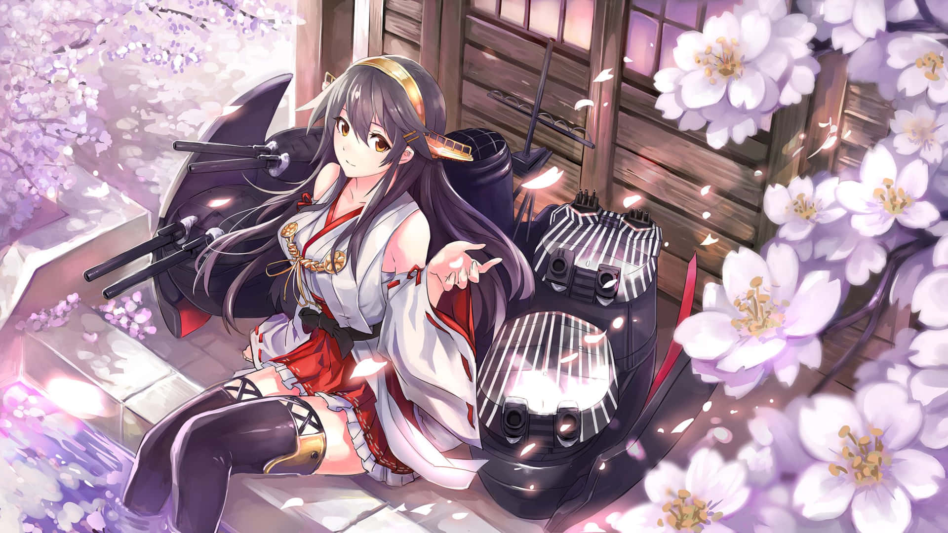 Kancolle 桌布 壁紙 — 身穿巫女服裝的動畫女孩坐在軍艦旁，在柔和的暮光下，櫻花飄落。