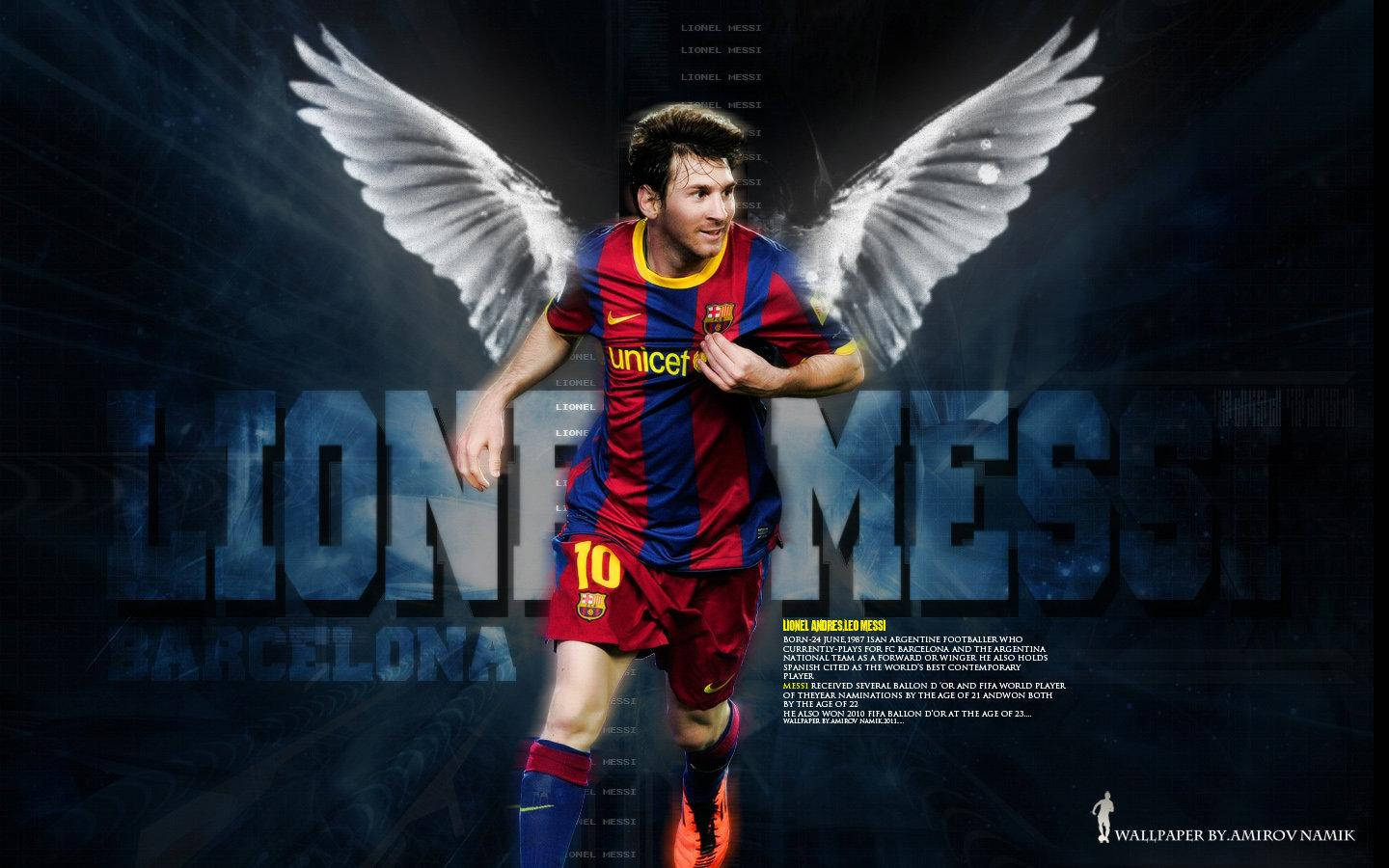 Messi Barcelona 桌布 壁紙 — 身穿巴塞隆納球衣、帶著白色天使翅膀的梅西在深藍色背景上動感奔跑，背景上有他的名字大字母。