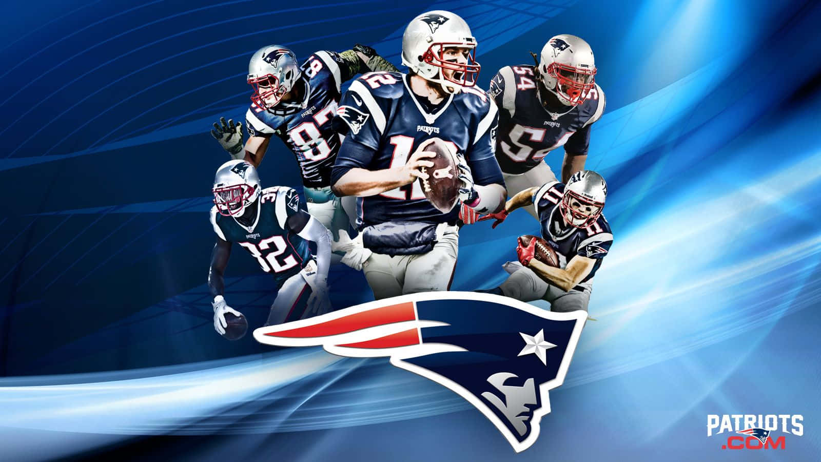 Patriots 桌布 壁紙 — 身穿愛國者隊球衣的動態足球員在充滿活力的藍色動態模糊背景上衝刺和擒抱。