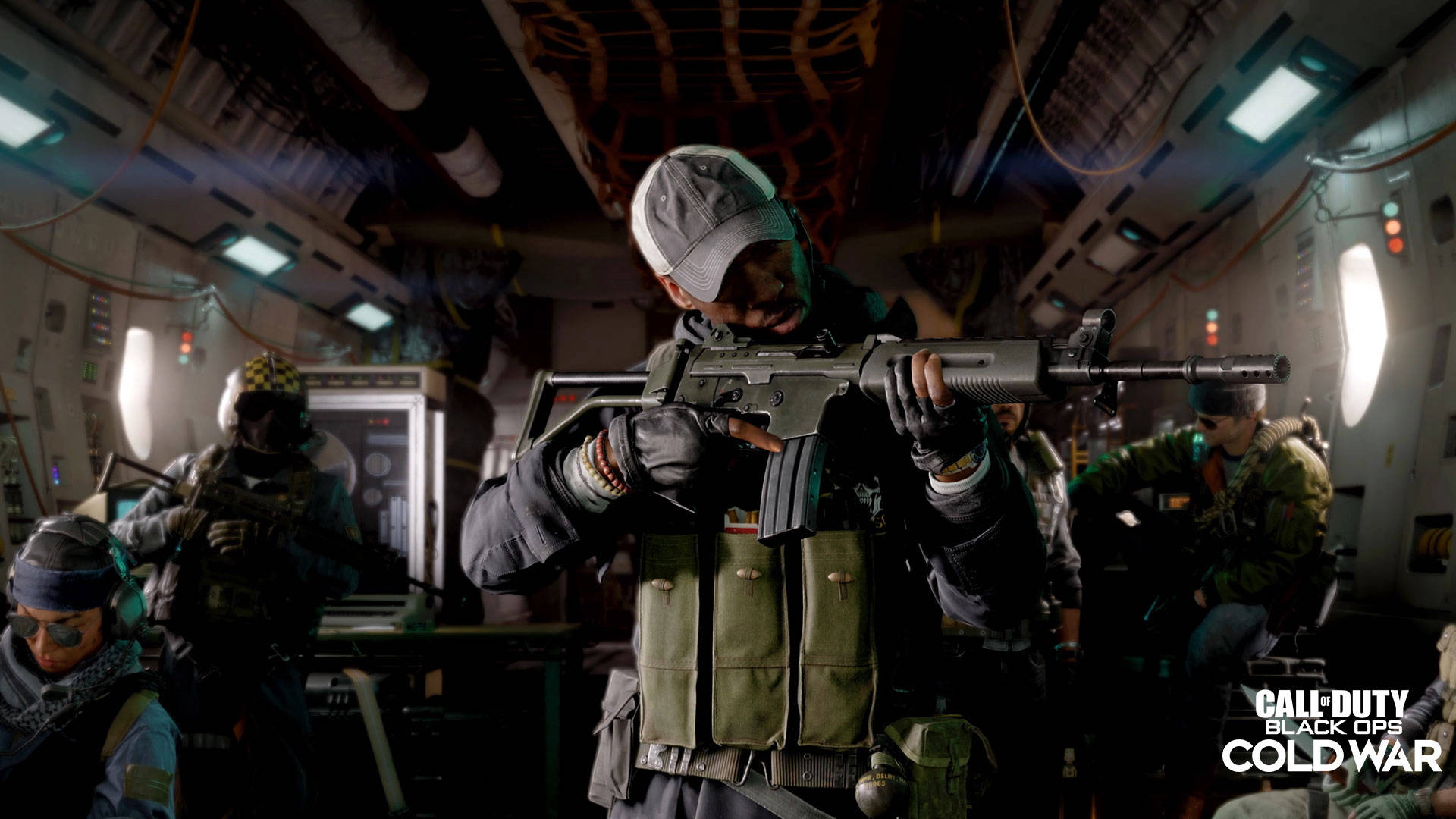 Cod 桌布 壁紙 — 身穿戰術裝備的士兵在光線昏暗的軍用飛機內保持警覺，周圍有發光的面板和設備。
