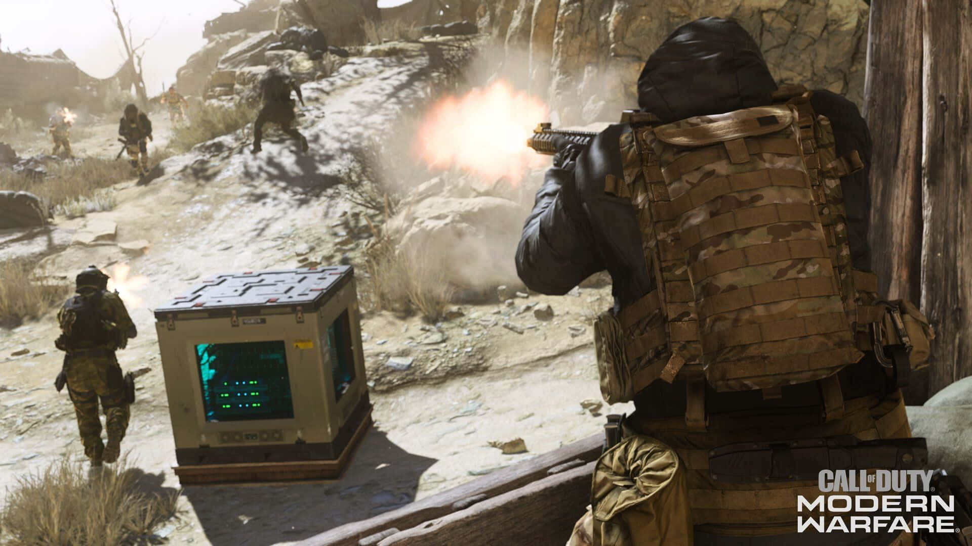 Call Of Duty Battles 桌布 壁紙 — 身穿戰術裝備的士兵在塵土飛揚、岩石遍佈的戰場上開火，附近有爆炸和發光的科技盒。