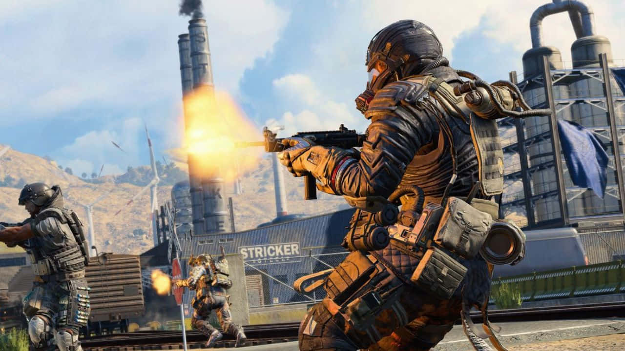 720p Call Of Duty Black Ops 4 桌布 壁紙 — 身穿戰術裝備的士兵在工廠煙囪冒煙的明亮藍天下，於工業廢墟中開火。