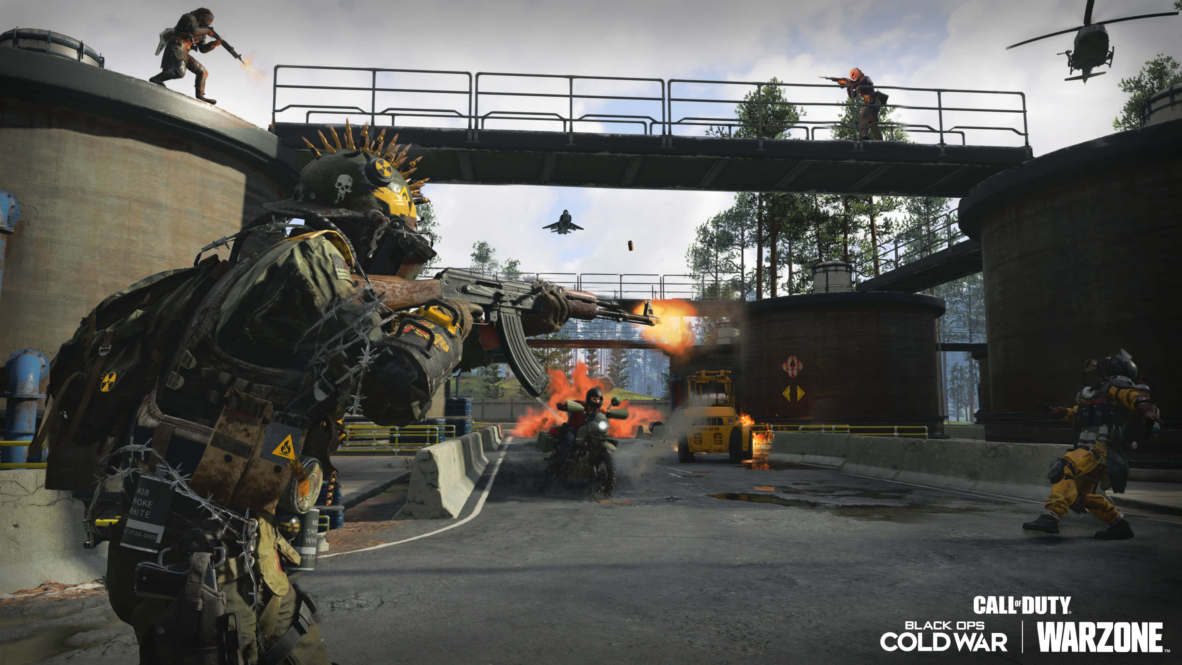 4K Call Of Duty Black Ops Cold War 桌布 壁紙 — 身穿戰術裝備的士兵在工業綜合體上空，於爆炸和直升機中開火。
