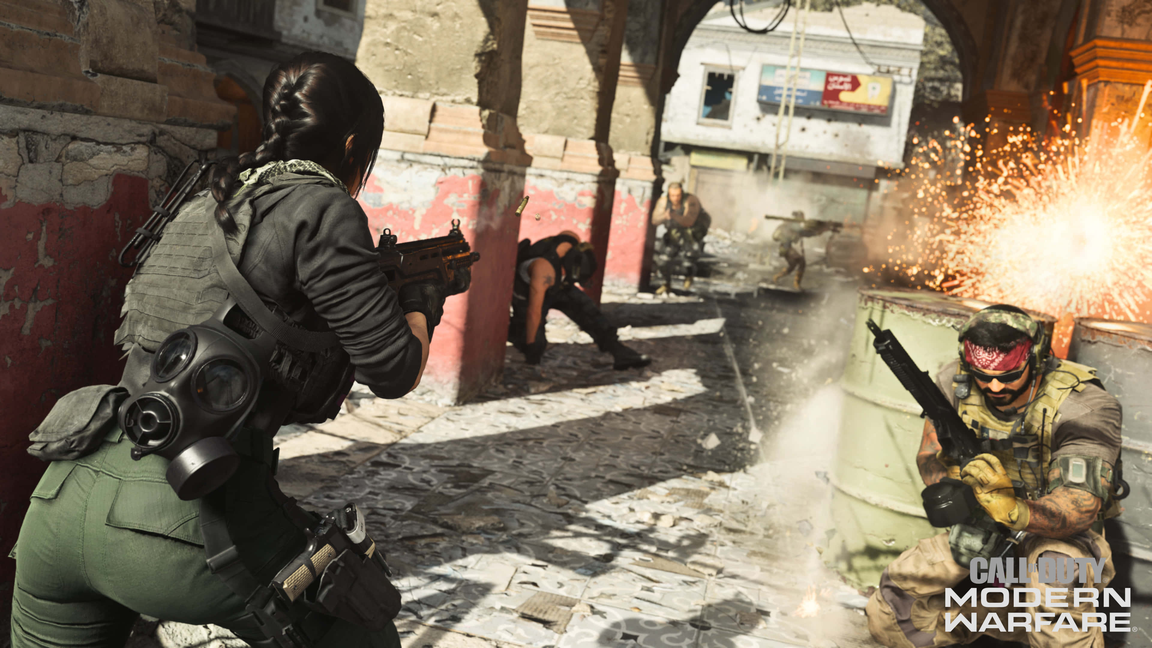 4K Call Of Duty Modern Warfare 桌布 壁紙 — 身穿戰術裝備的士兵在戰火摧殘的城市小巷中進行激烈的槍戰，伴隨著爆炸和碎片。