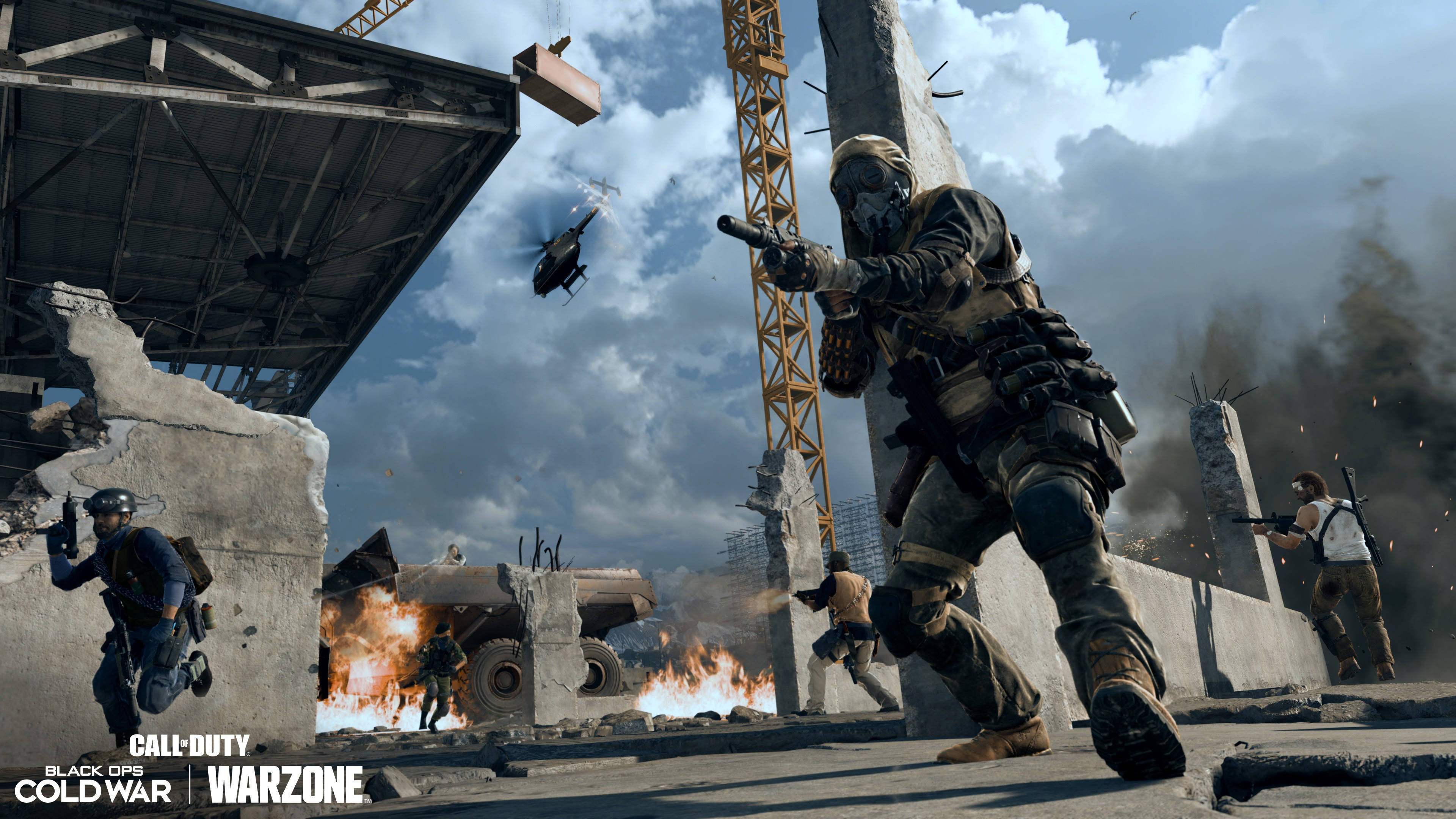 Cod 桌布 壁紙 — 身穿戰術裝備的士兵在戰火摧殘的建築工地前進，周圍有燃燒的碎片和頭頂上的直升機。