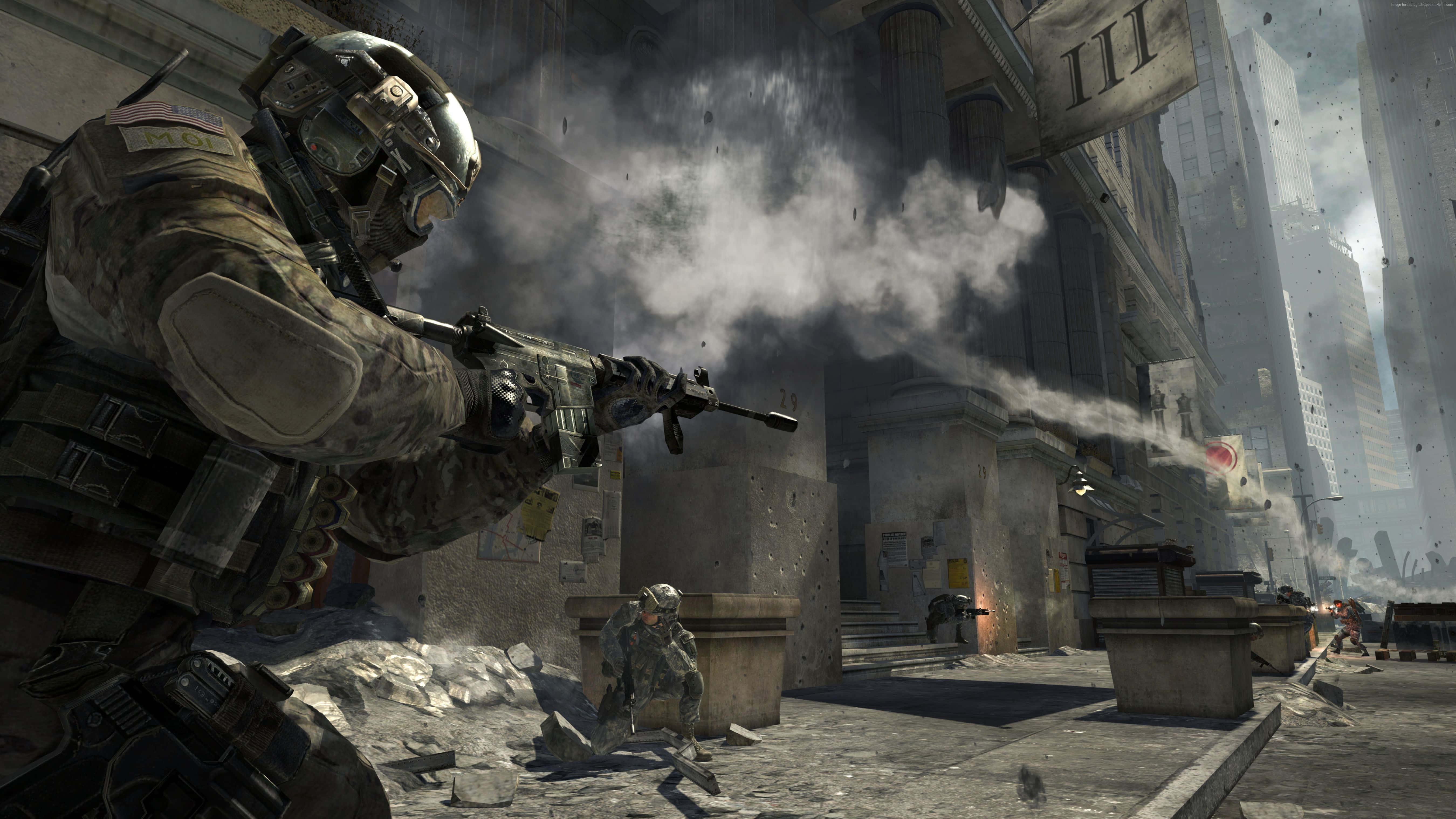 Call Of Duty Soldiers 桌布 壁紙 — 身穿戰術裝備的士兵在煙霧和瓦礫中，於一條戰爭摧殘、建築物 crumbling 的城市街道上開火射擊步槍。