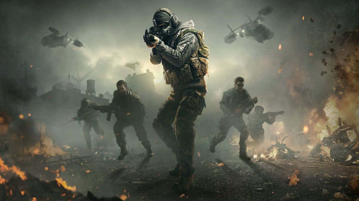 First-person Shooter 桌布 壁紙 — 身穿戰術裝備的士兵在煙霧瀰漫的戰區中前進，直升機在頭頂飛過，周圍火焰肆虐。