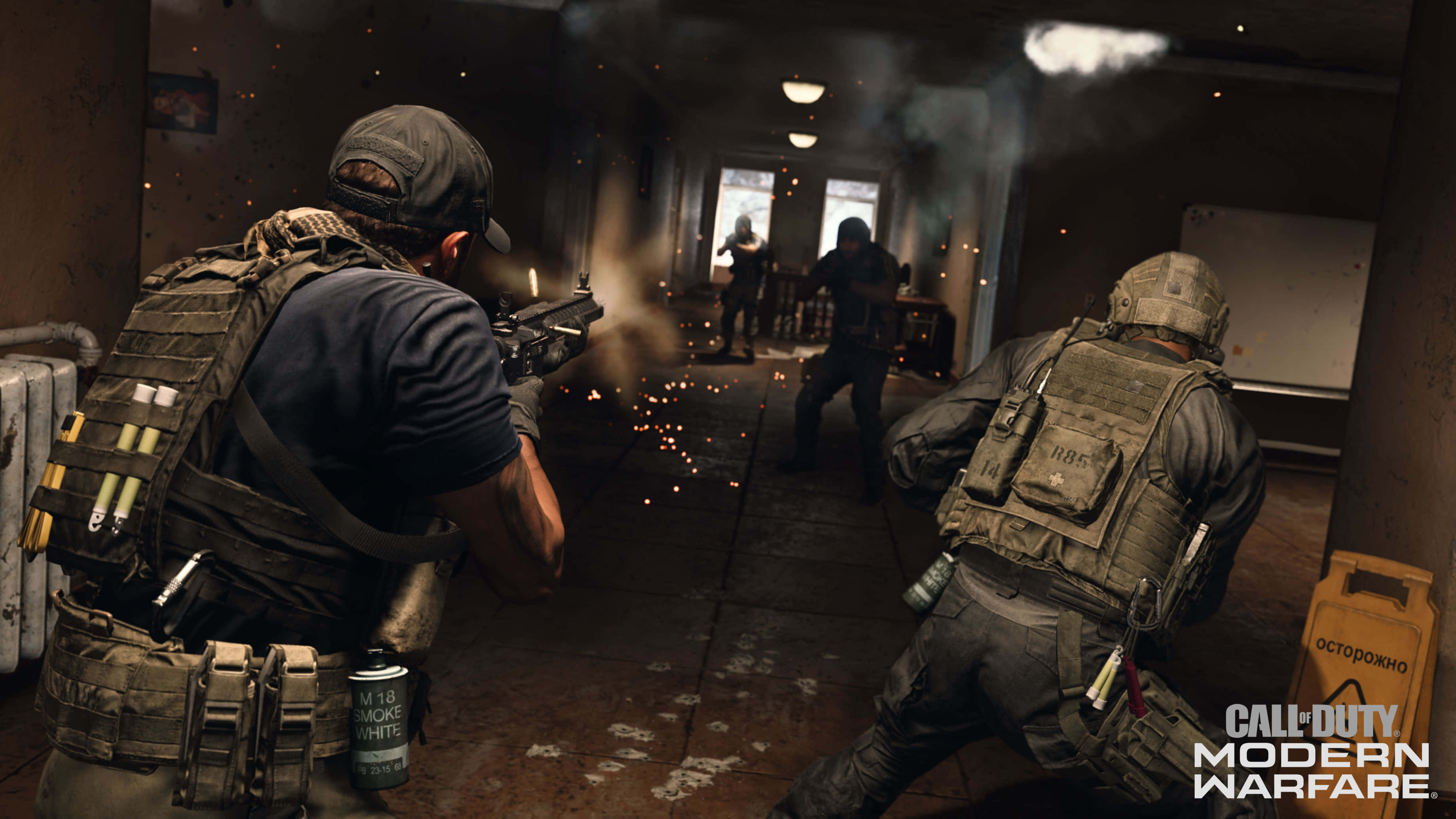 4K Call Of Duty Modern Warfare 桌布 壁紙 — 身穿戰術裝備的士兵在煙霧瀰漫的走廊中開火，呈現 gritty 的現代戰爭場景。