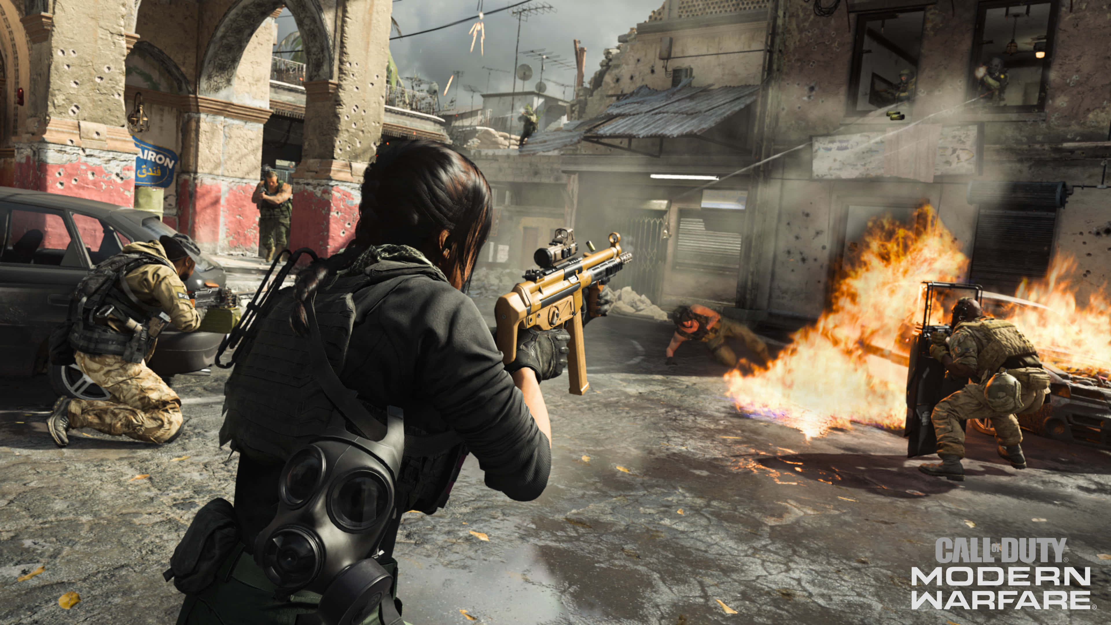 4K Call Of Duty Modern Warfare 桌布 壁紙 — 身穿戰術裝備的士兵在燃燒的殘骸和 crumbling 的城市廢墟中進行激烈的槍戰。