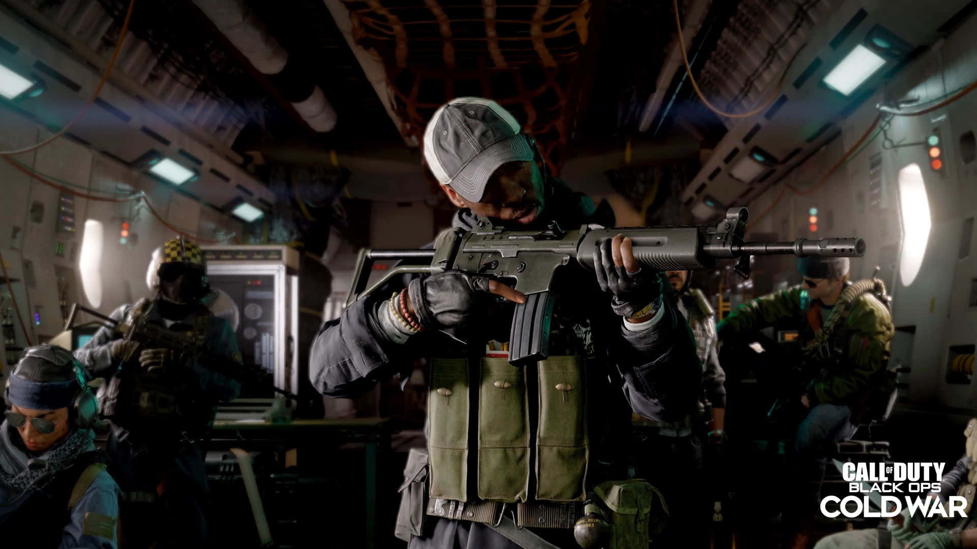 Call Of Duty Black Ops 桌布 壁紙 — 身穿戰術裝備的士兵在燈光昏暗的軍用飛機內保持警覺，周圍是發光的面板和裸露的電線。