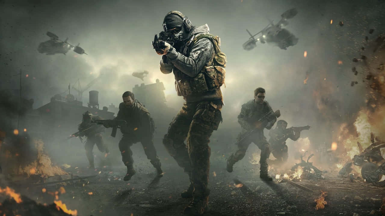 720p Call Of Duty Black Ops Cold War 桌布 壁紙 — 身穿戰術裝備的士兵在爆炸和直升機盤旋的戰場上前進，穿越被戰爭摧毀的城市戰場。