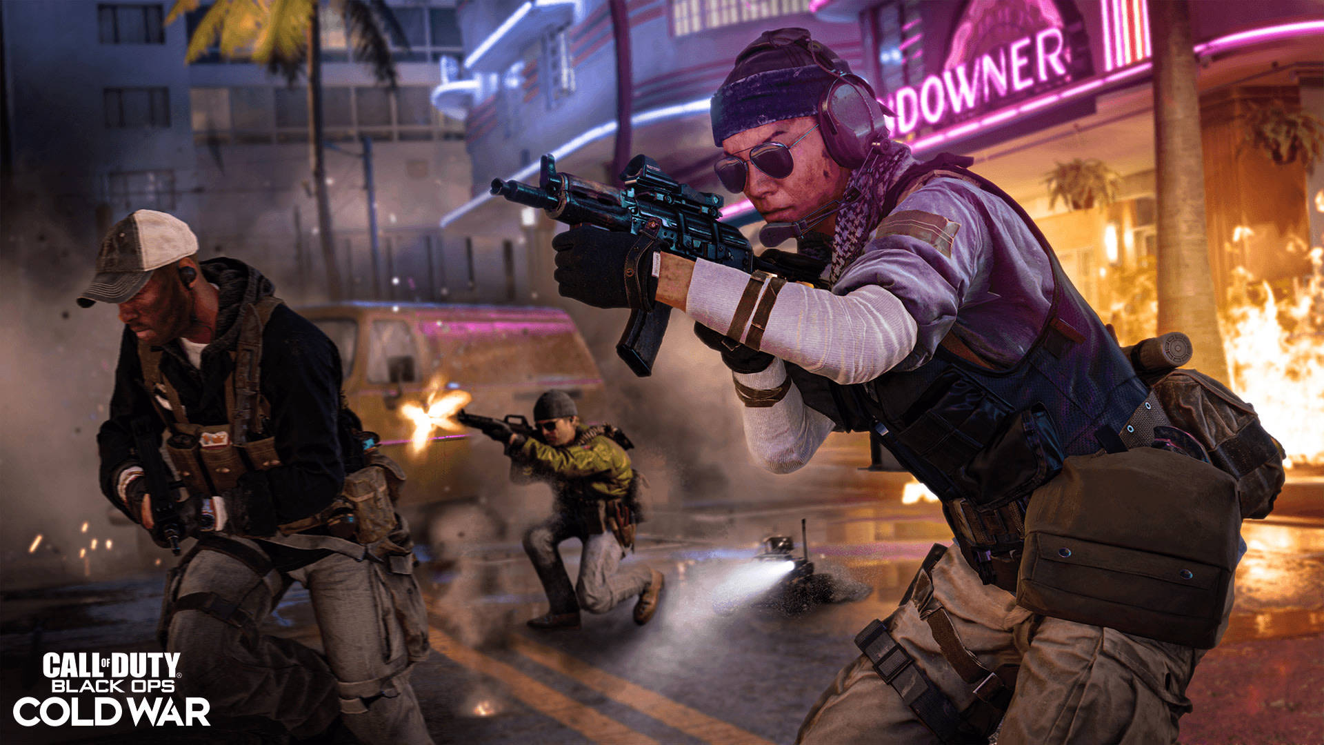 Cod 桌布 壁紙 — 身穿戰術裝備的士兵在爆炸和霓虹燈光中，於雨夜的城市街道上開火。