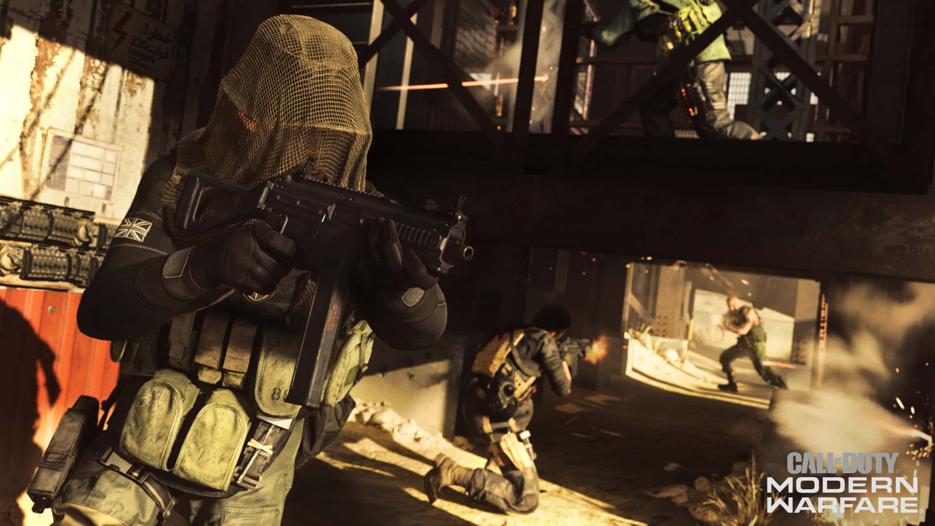 1920x1080 Call Of Duty Modern Warfare 桌布 壁紙 — 身穿戰術裝備的士兵在陽光照射的工業倉庫內，伴隨著煙霧和碎片進行激烈的槍戰。