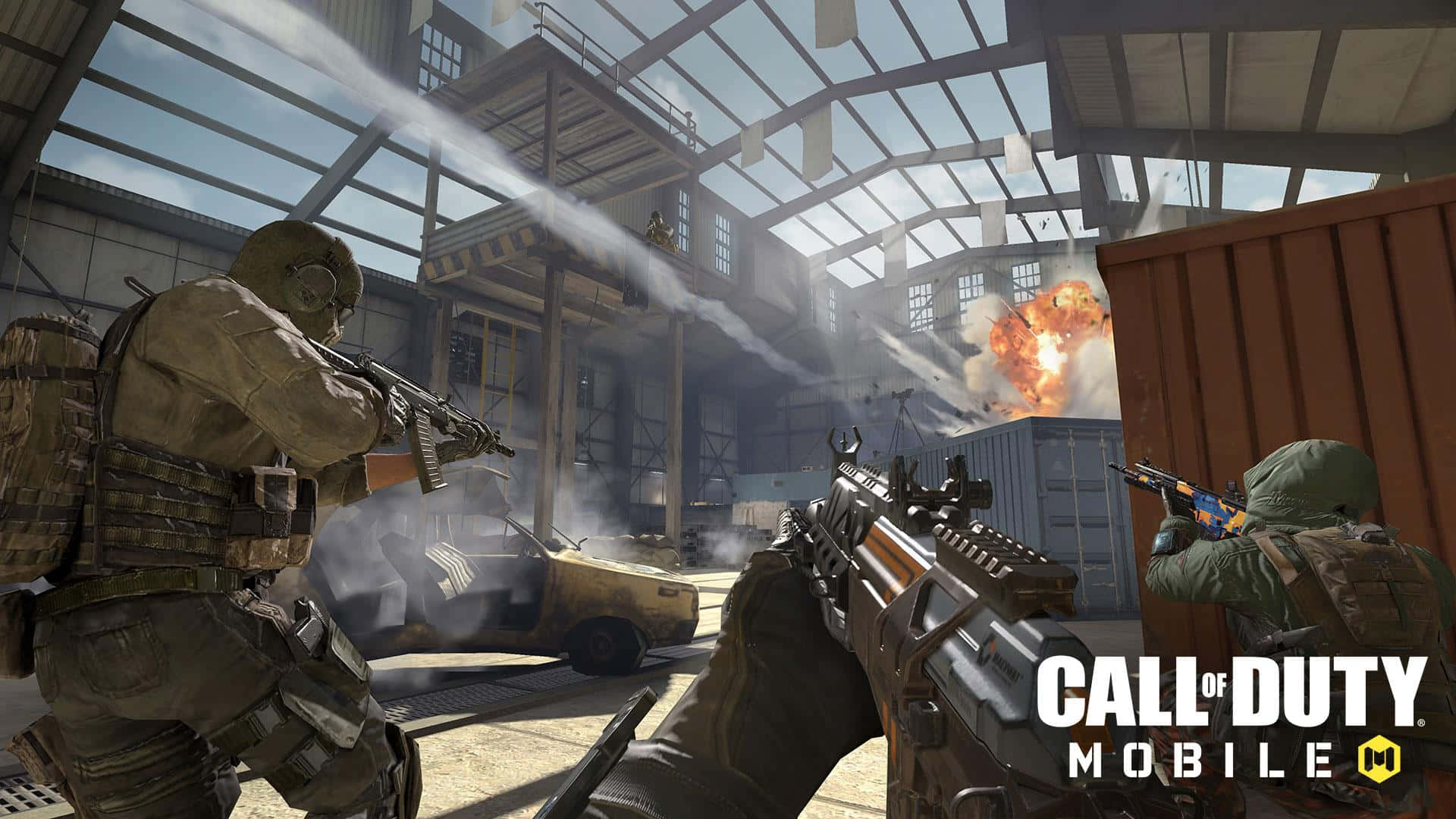 Call Of Duty First Person Shooter 桌布 壁紙 — 身穿戰術裝備的士兵在陽光照耀的工業倉庫中開火，爆炸在貨運貨櫃附近發生。