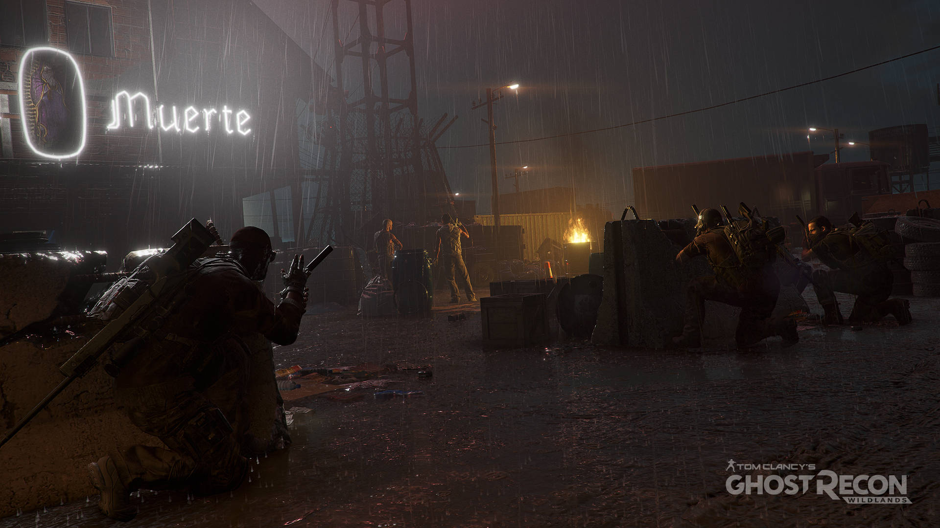 tom clancy's ghost recon wildlands 桌布 壁紙 — 身穿戰術裝備的士兵在雨夜的都市小巷中，在寫著Muerte的發光霓虹燈下尋找掩護。