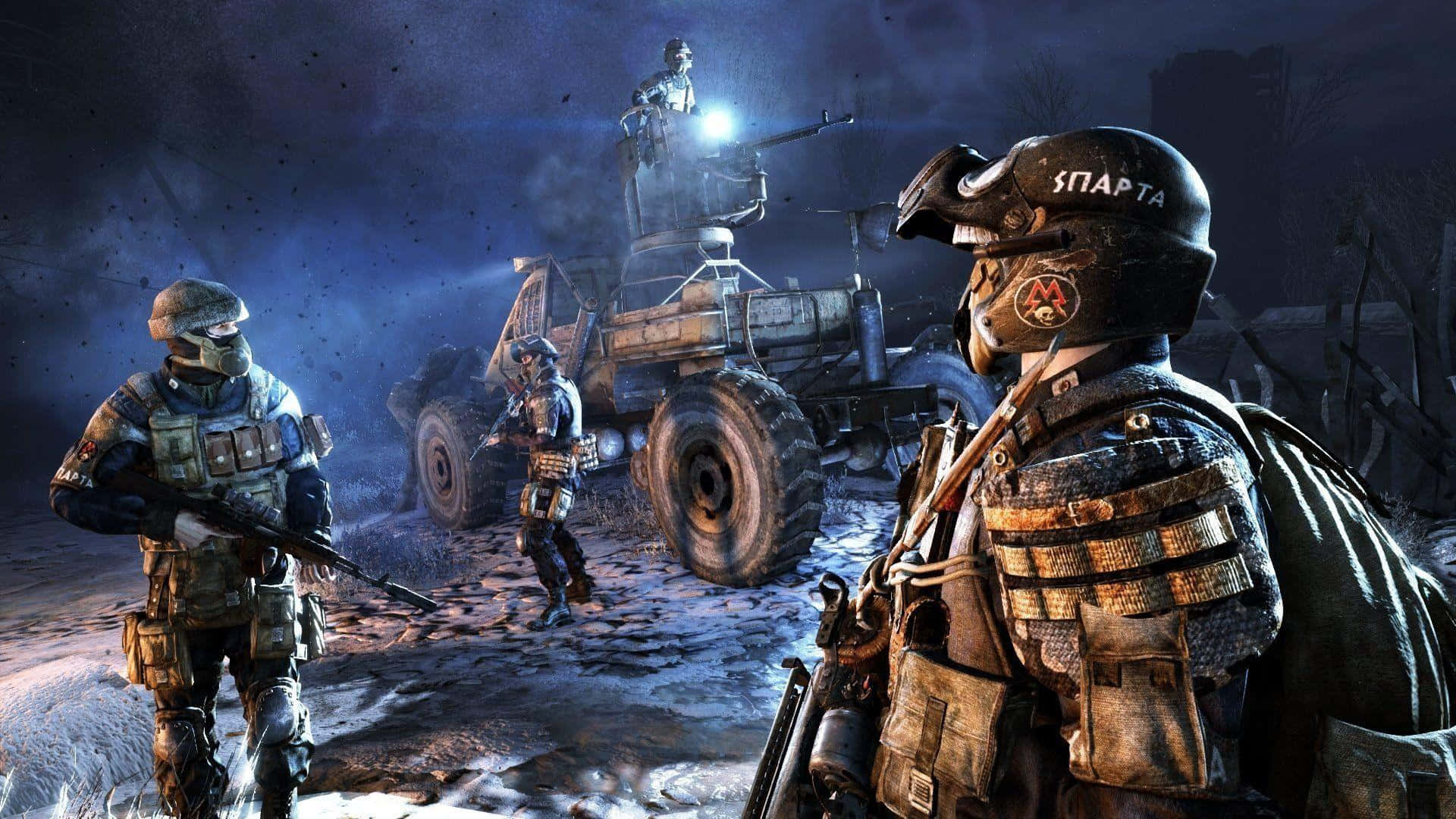 Metro Last Light 桌布 壁紙 — 身穿戰術裝備的士兵在黑暗風暴天空下，於一輛積雪覆蓋的裝甲車附近保持警覺。